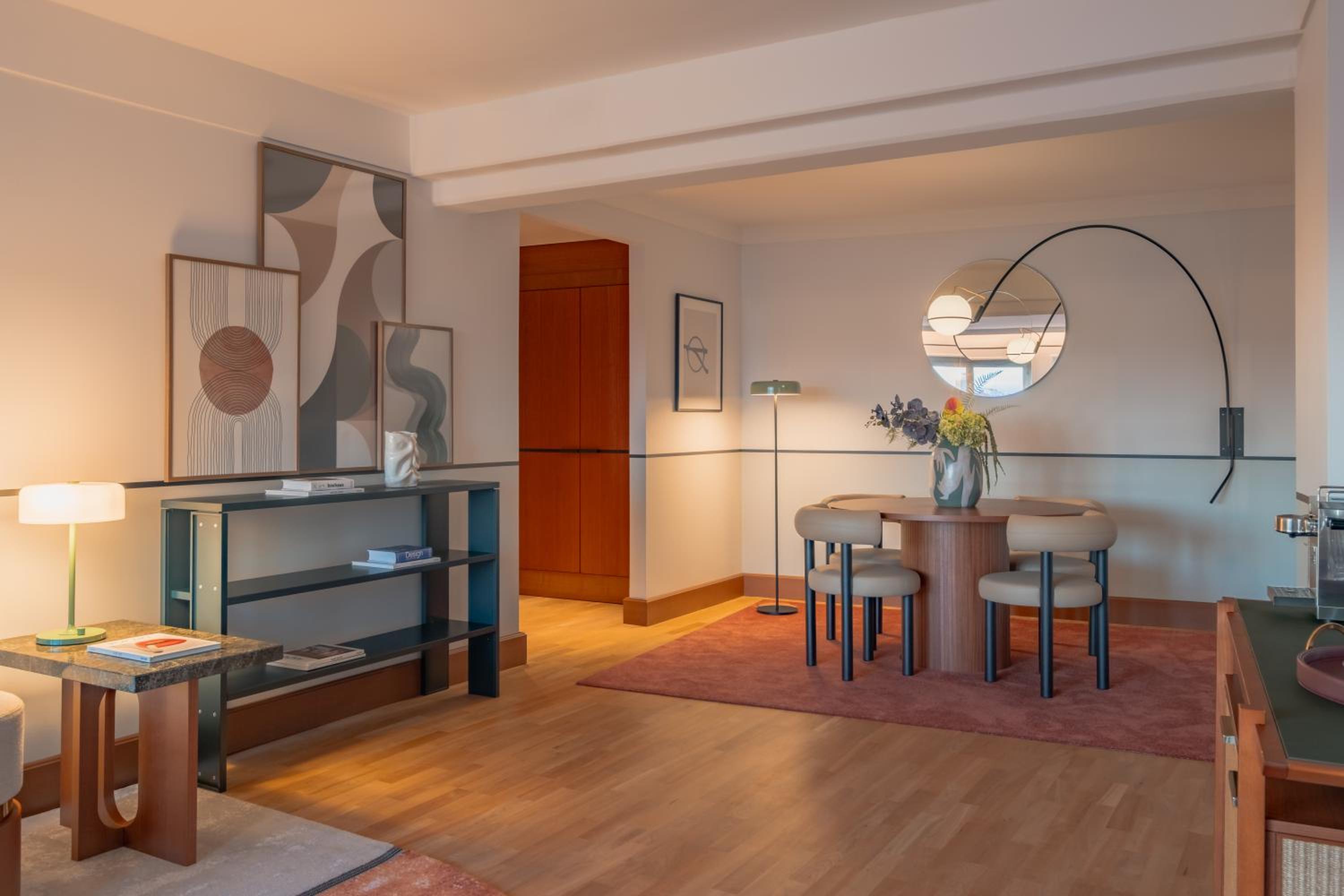 Ambassador One-Bedroom King Suite with Lake View photo 3