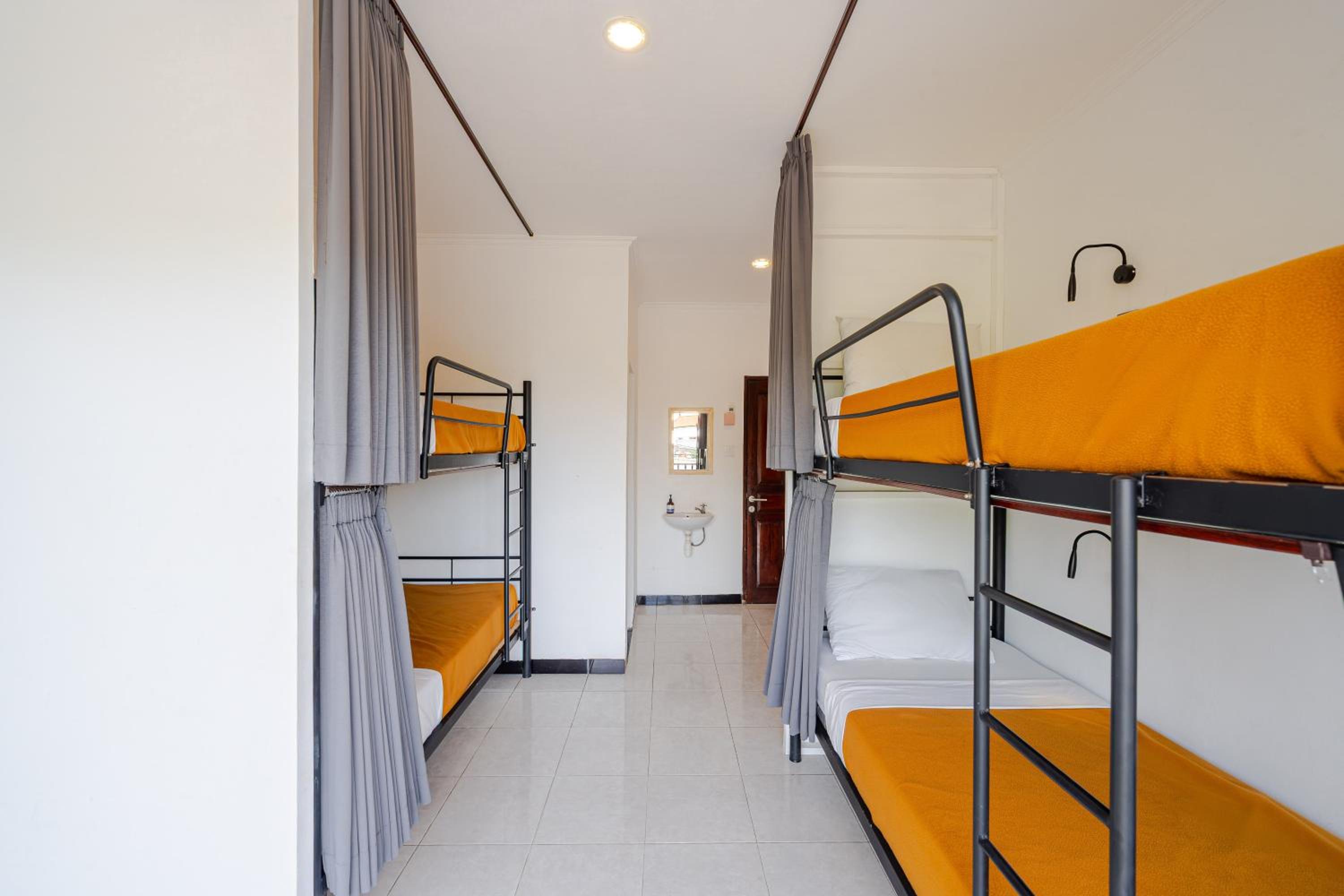 Bed in 4-Bed Dormitory Room photo 2