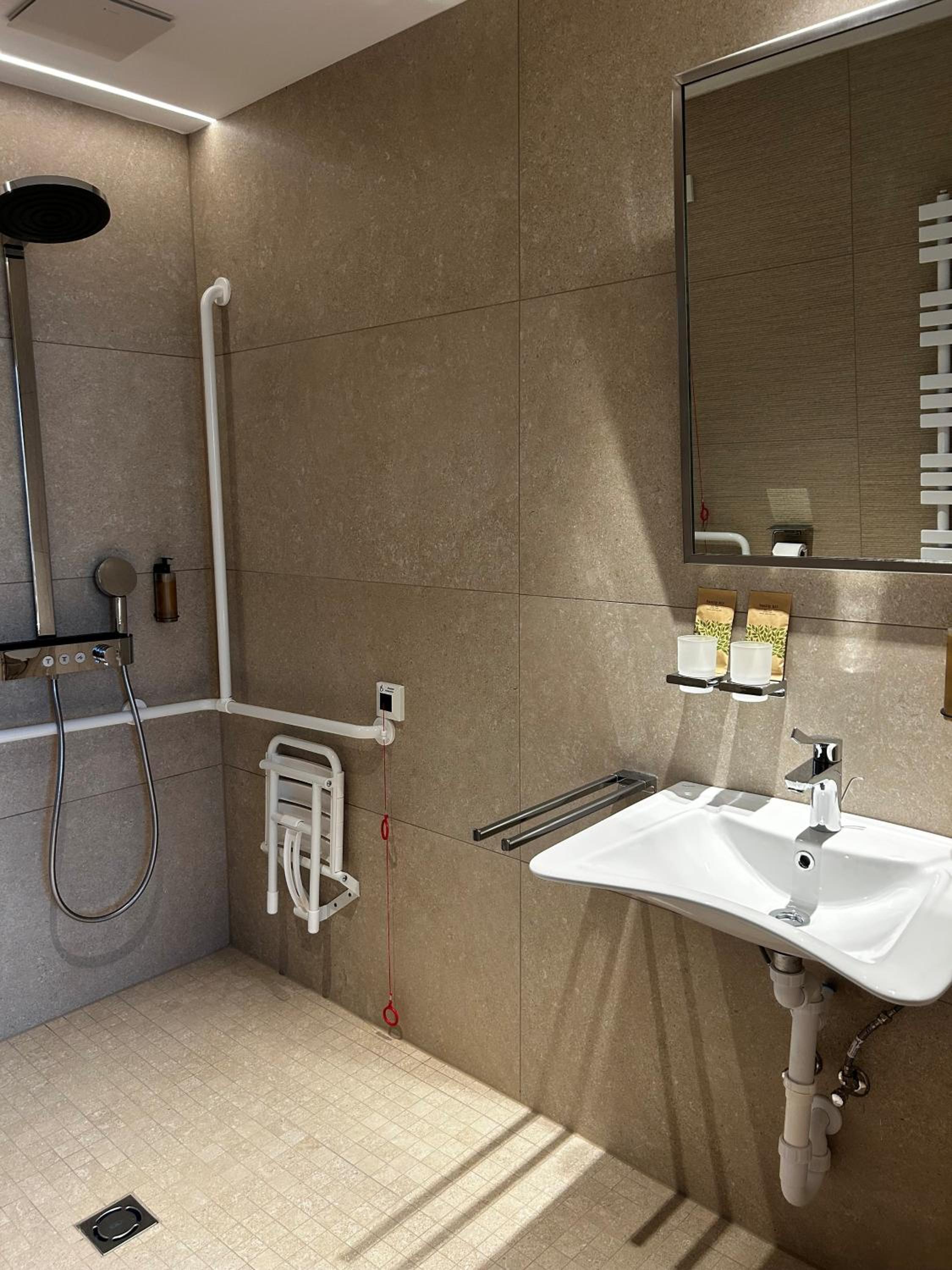 Twin Room - Disability Access photo 2