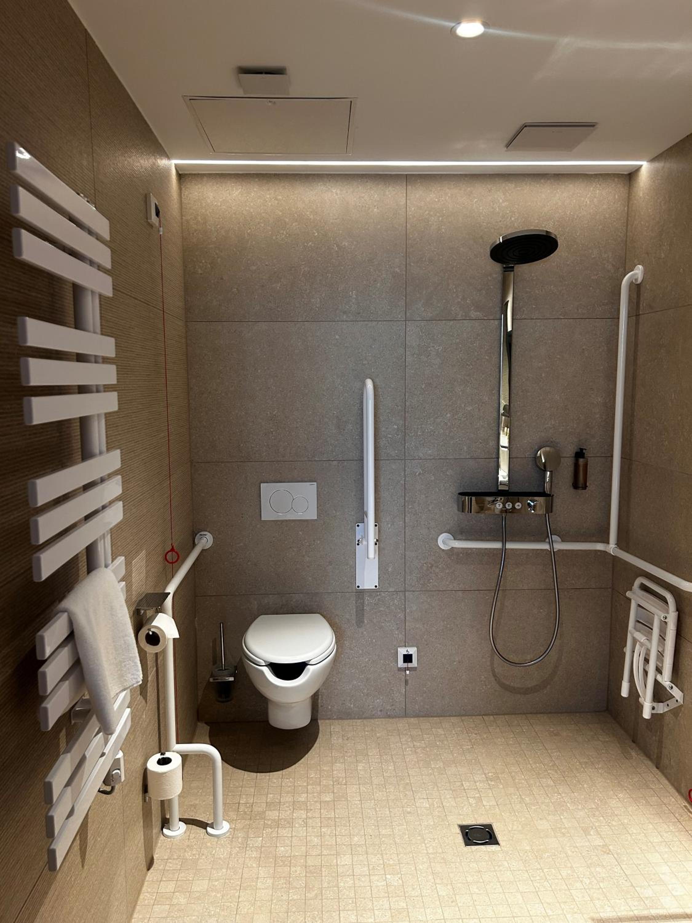 Twin Room - Disability Access photo 3