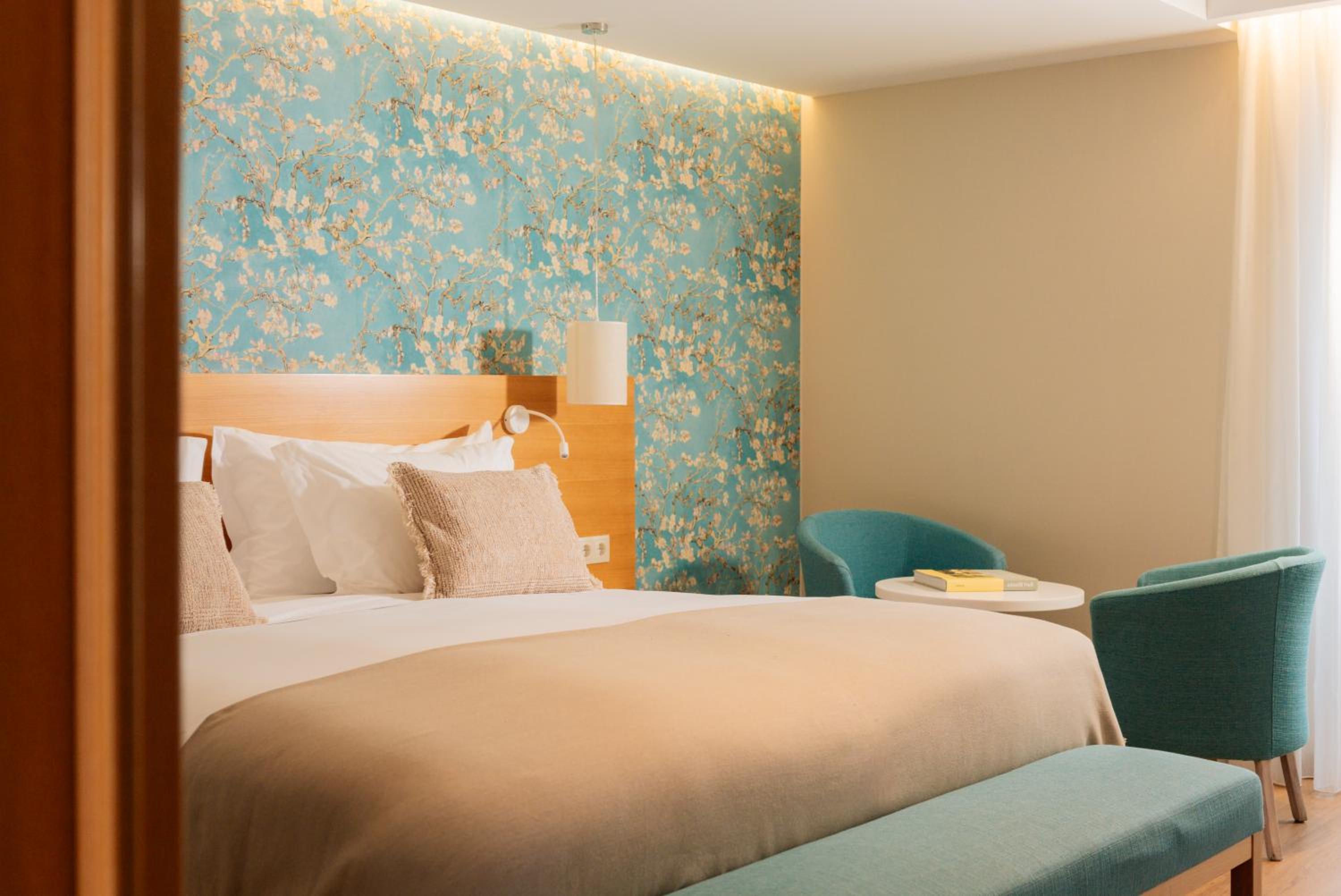 Double Room with Panoramic Pool View - Photo 4