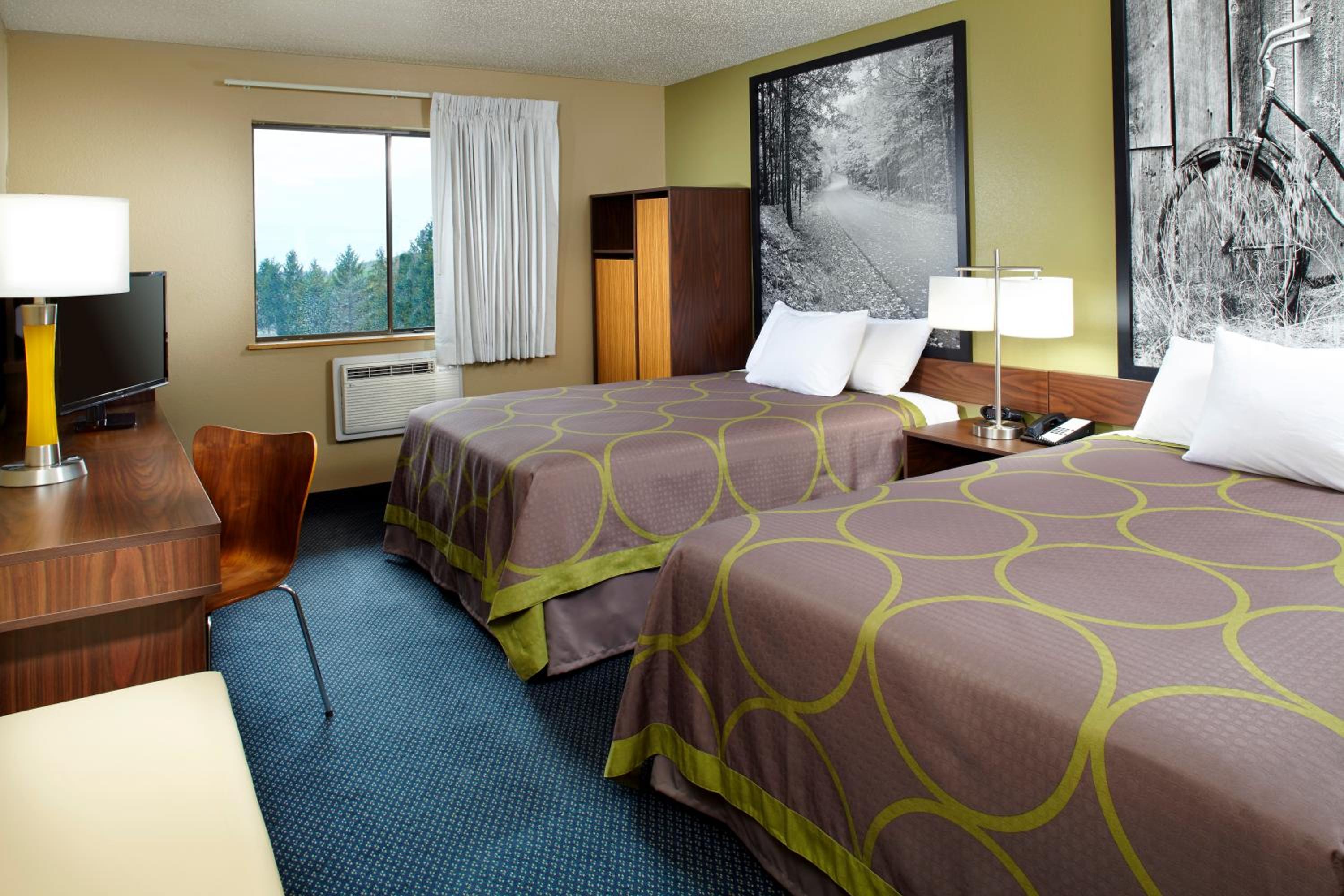 Queen Room with Two Queen Beds - Non Smoking - Photo 3