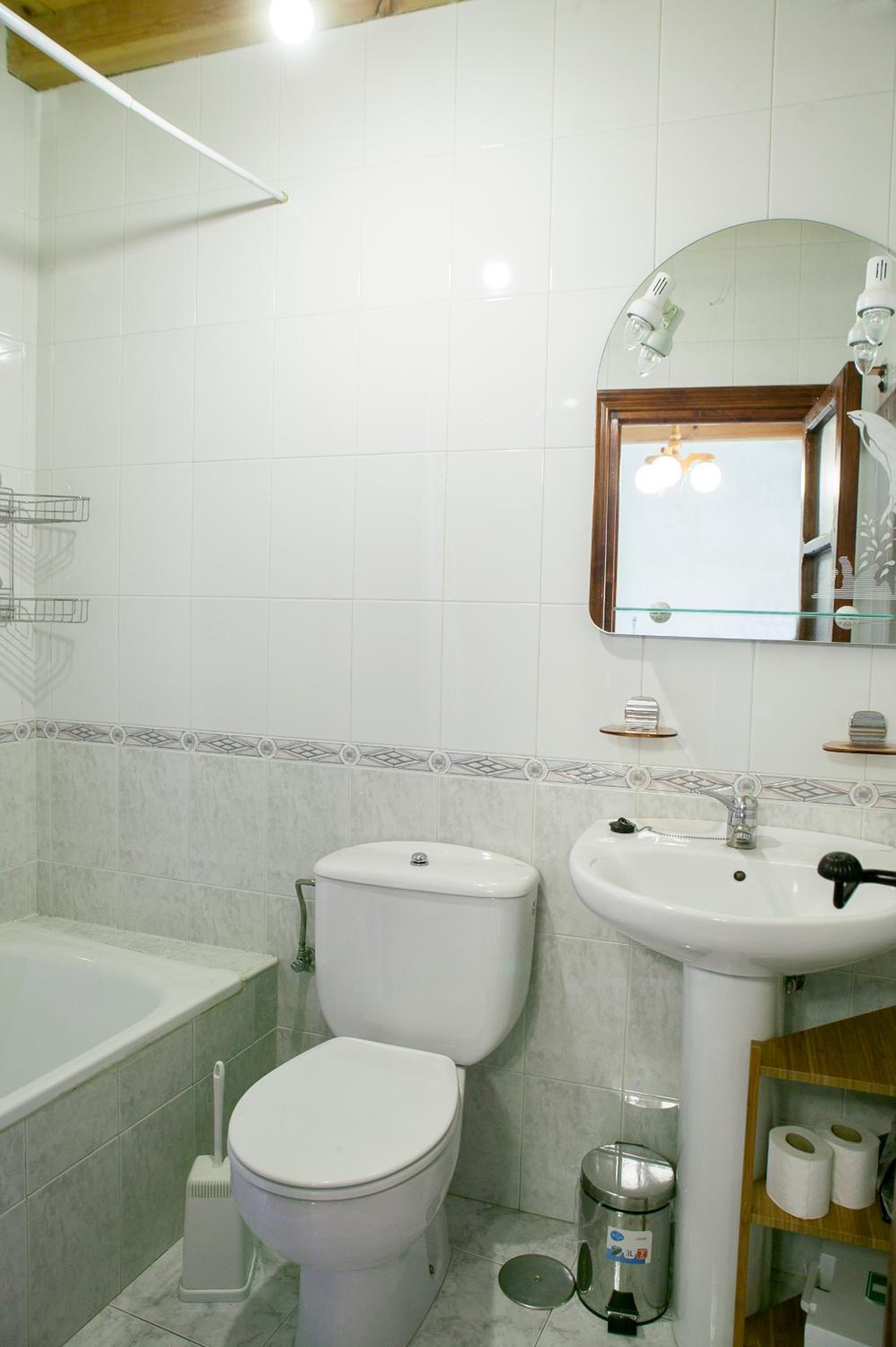 Eight-Bedroom House photo 3