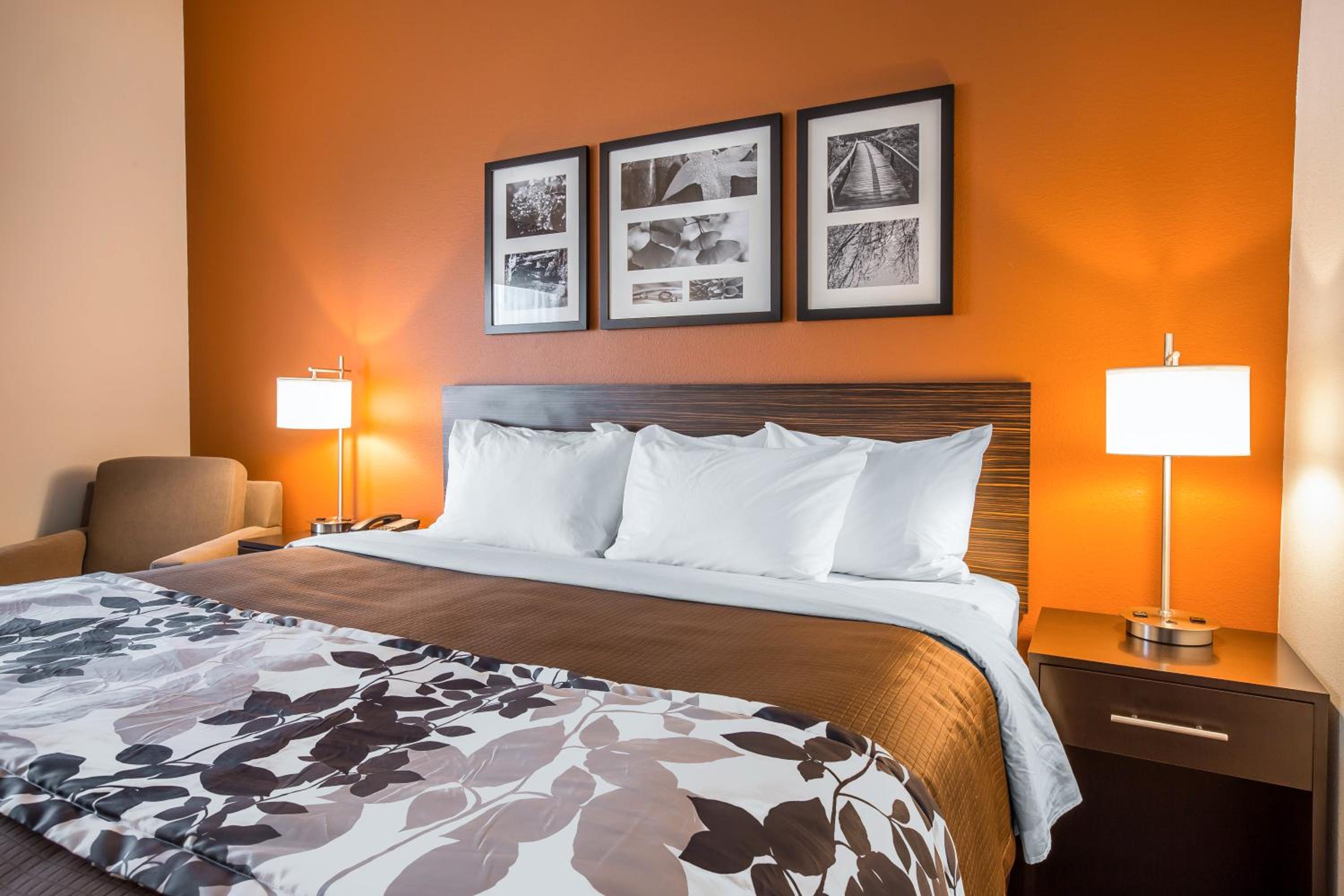 Queen Room with Two Queen Beds - Non-Smoking - Photo 1