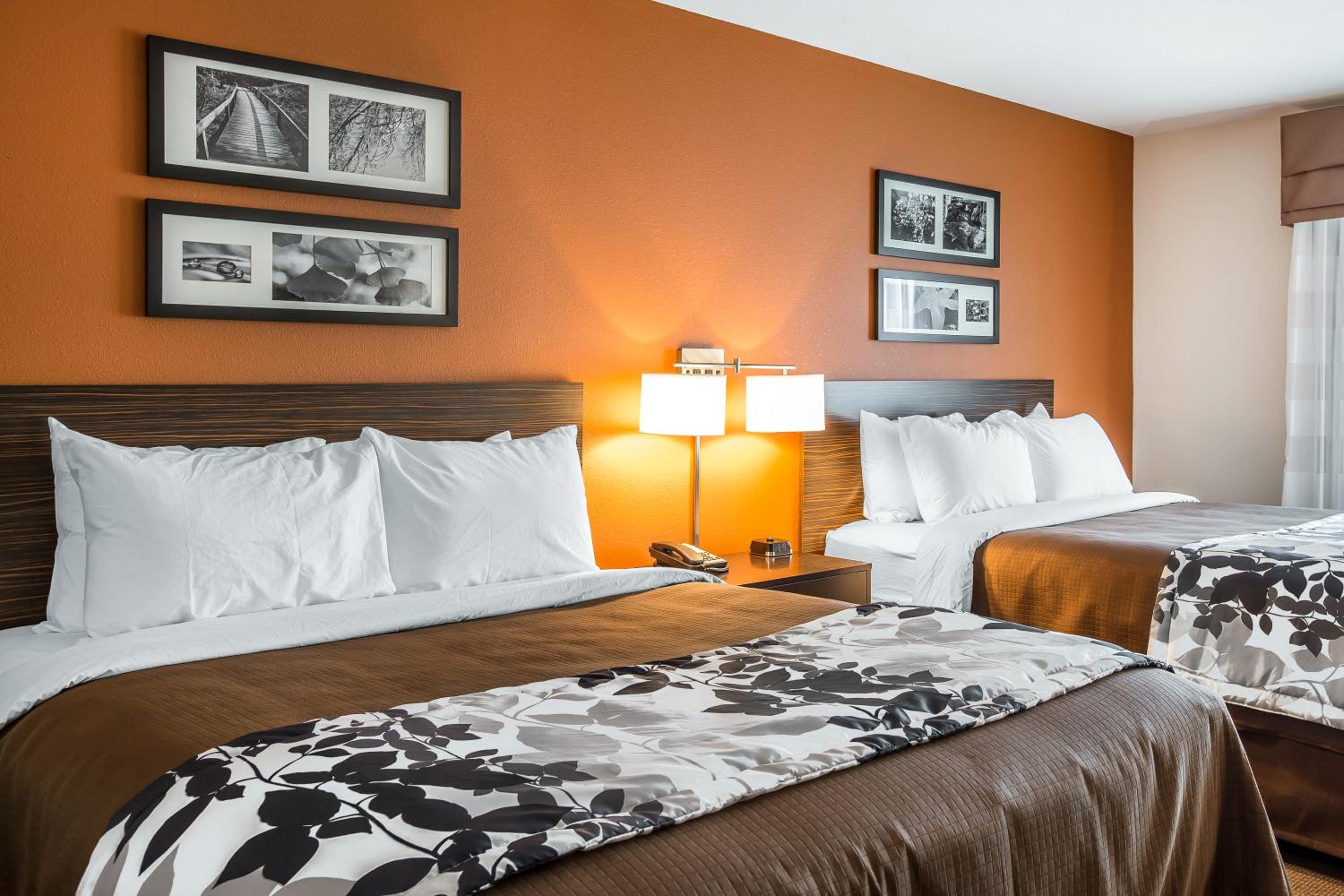 Queen Room with Two Queen Beds - Non-Smoking - Photo 2