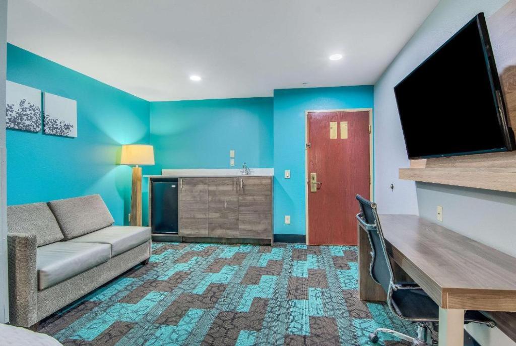 One Room Suite with Whirlpool - Non Smoking photo 2