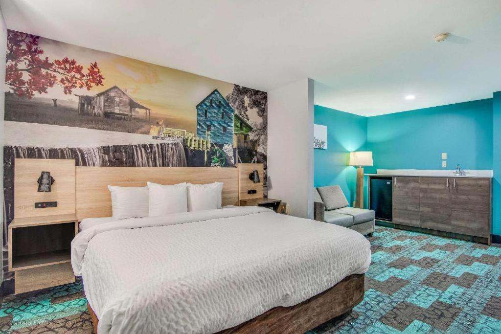 One Room Suite with Whirlpool - Non Smoking photo 3