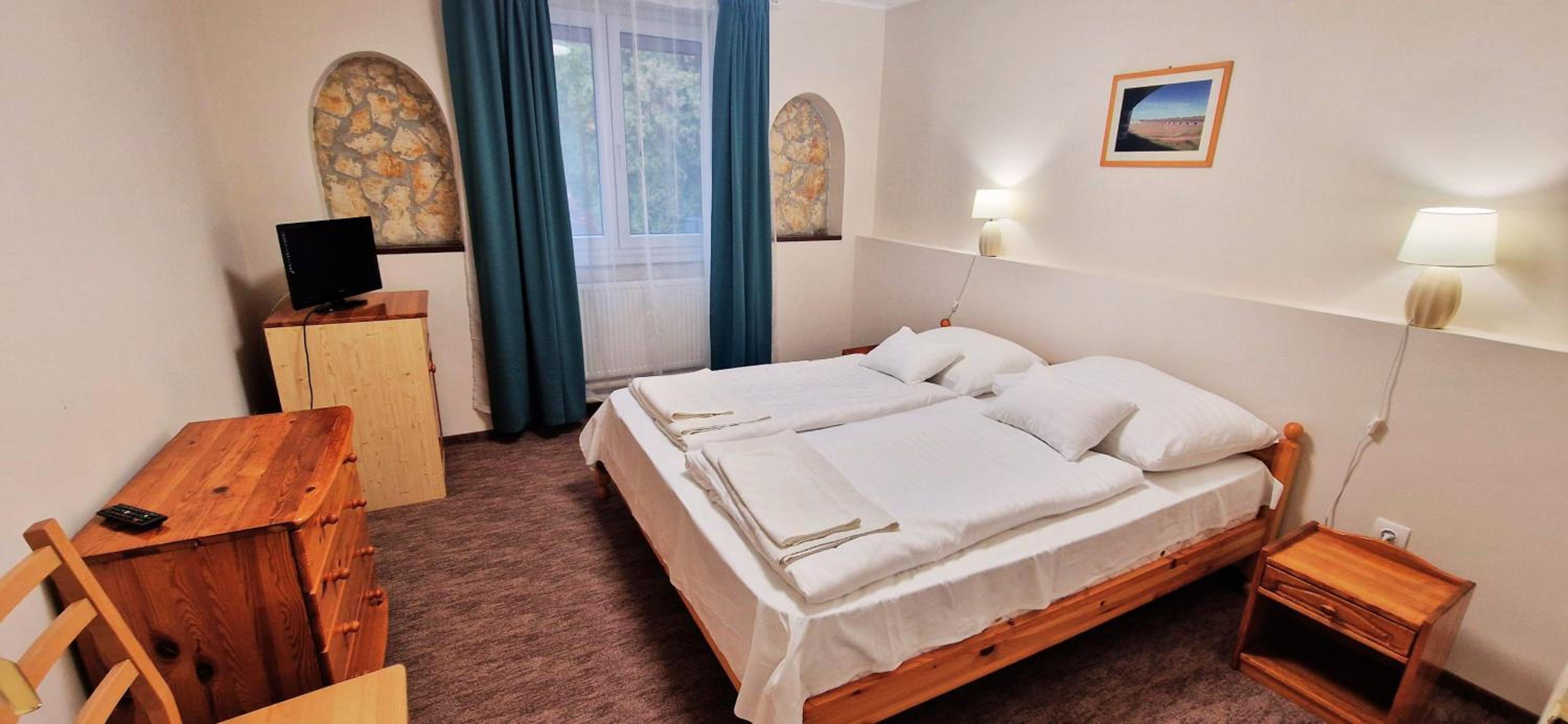 Standard Queen Room