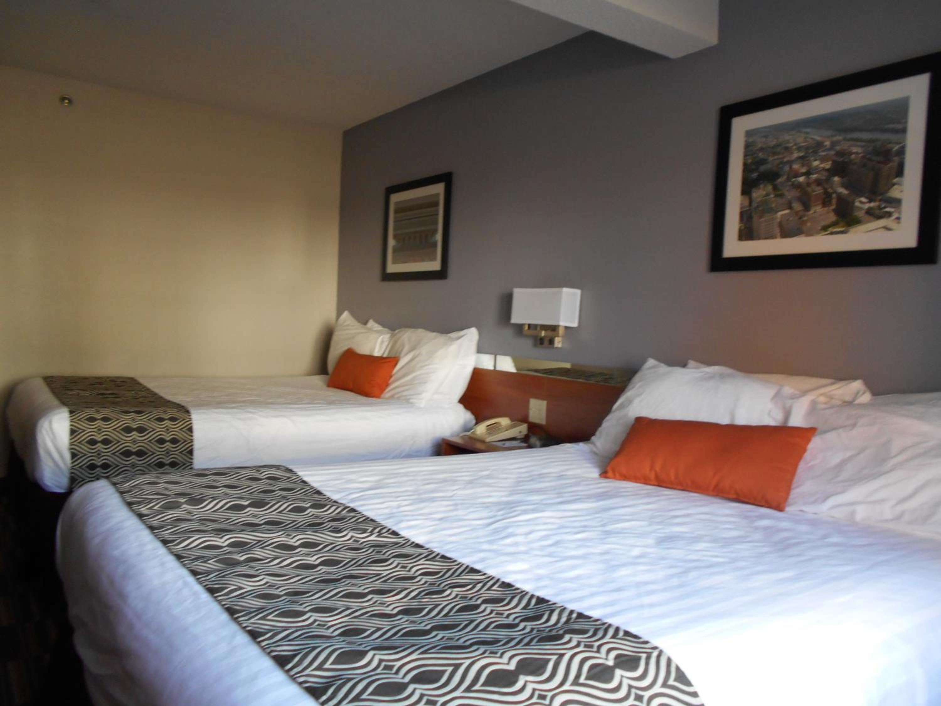 Queen Room with Two Queen Beds - Non-Smoking - Photo 2