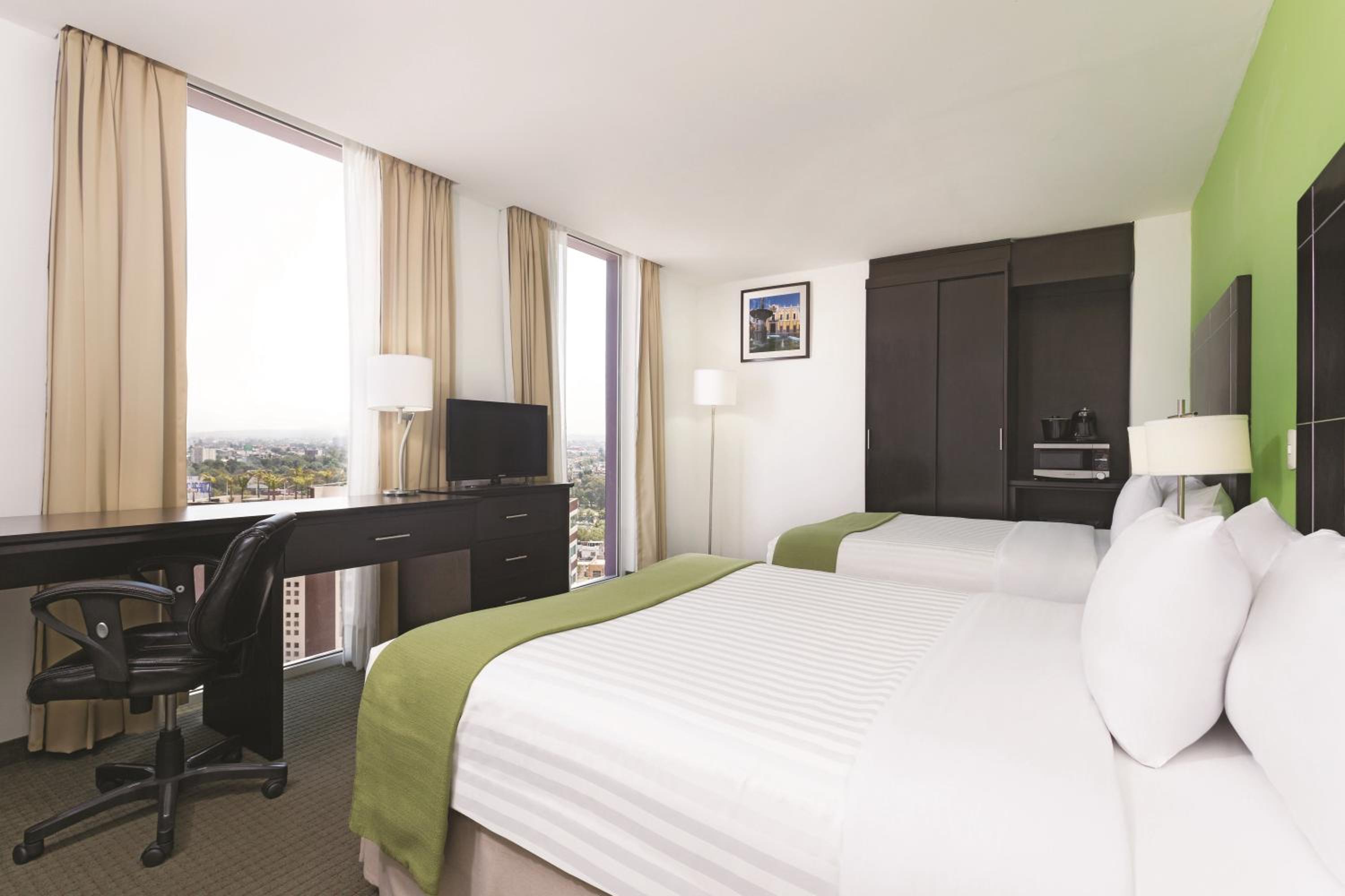Deluxe Family Suite - Non-Smoking - Photo 5
