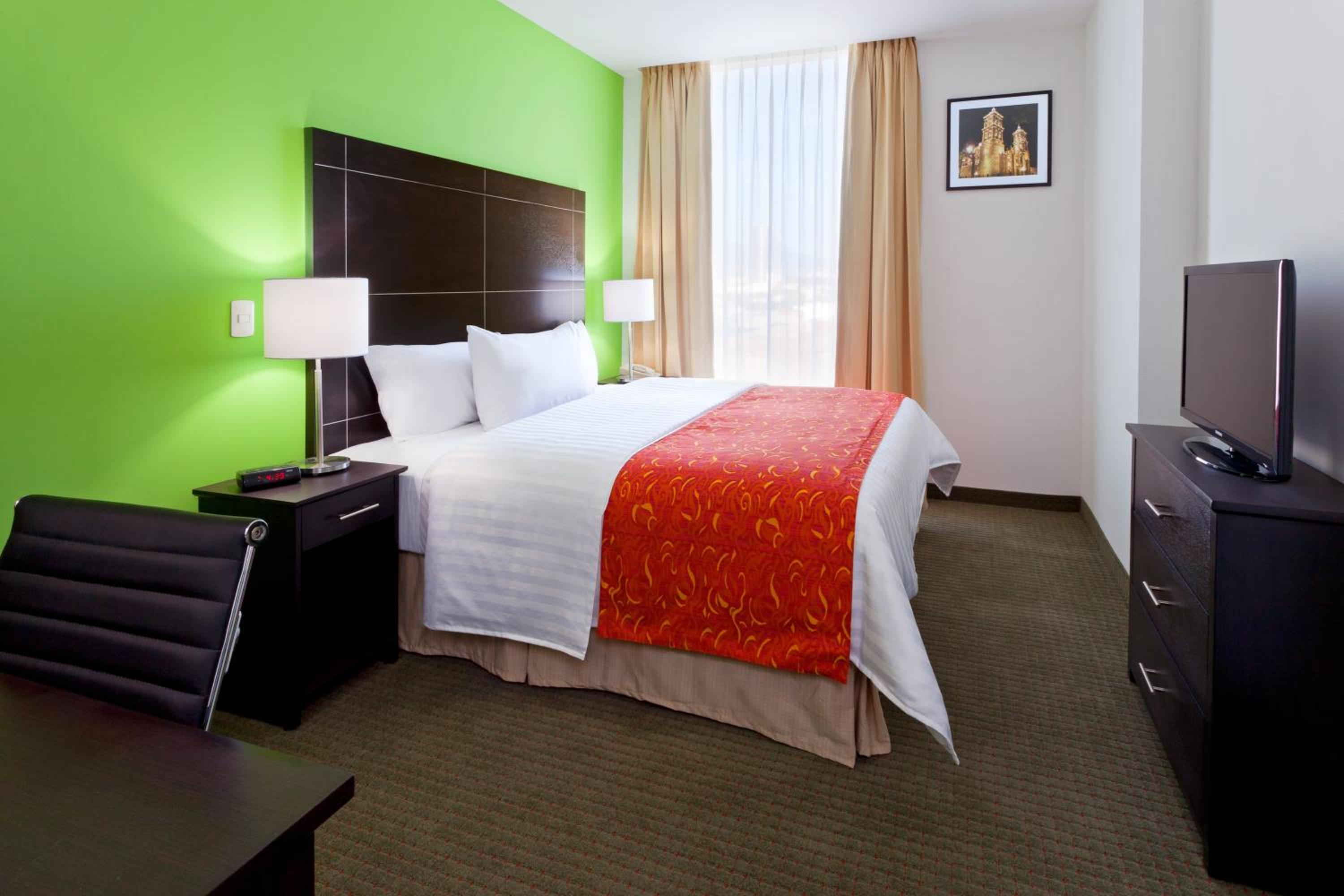 Deluxe King Suite - Non-Smoking - Photo 4