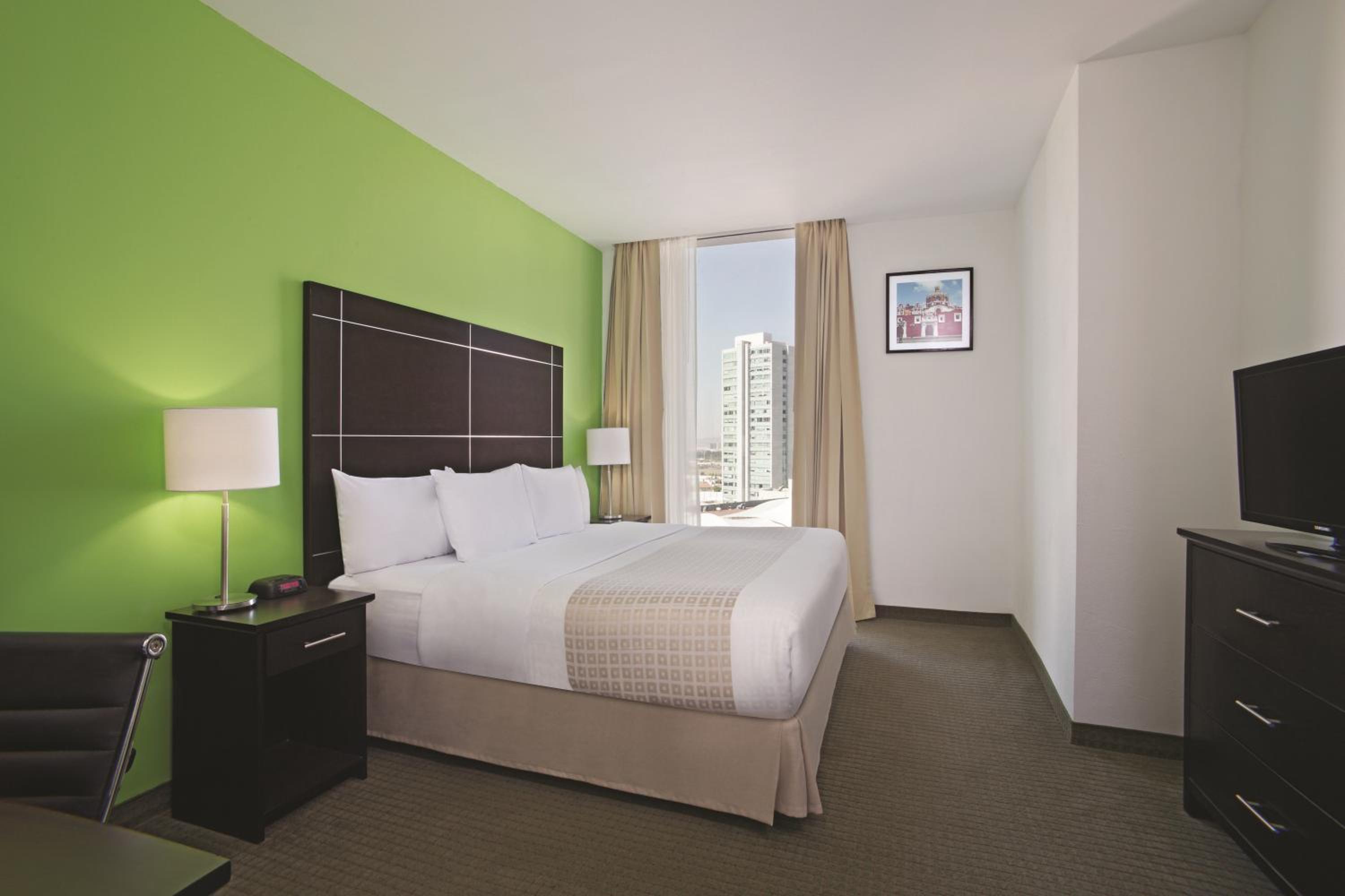 King Room - Non-Smoking - Photo 5