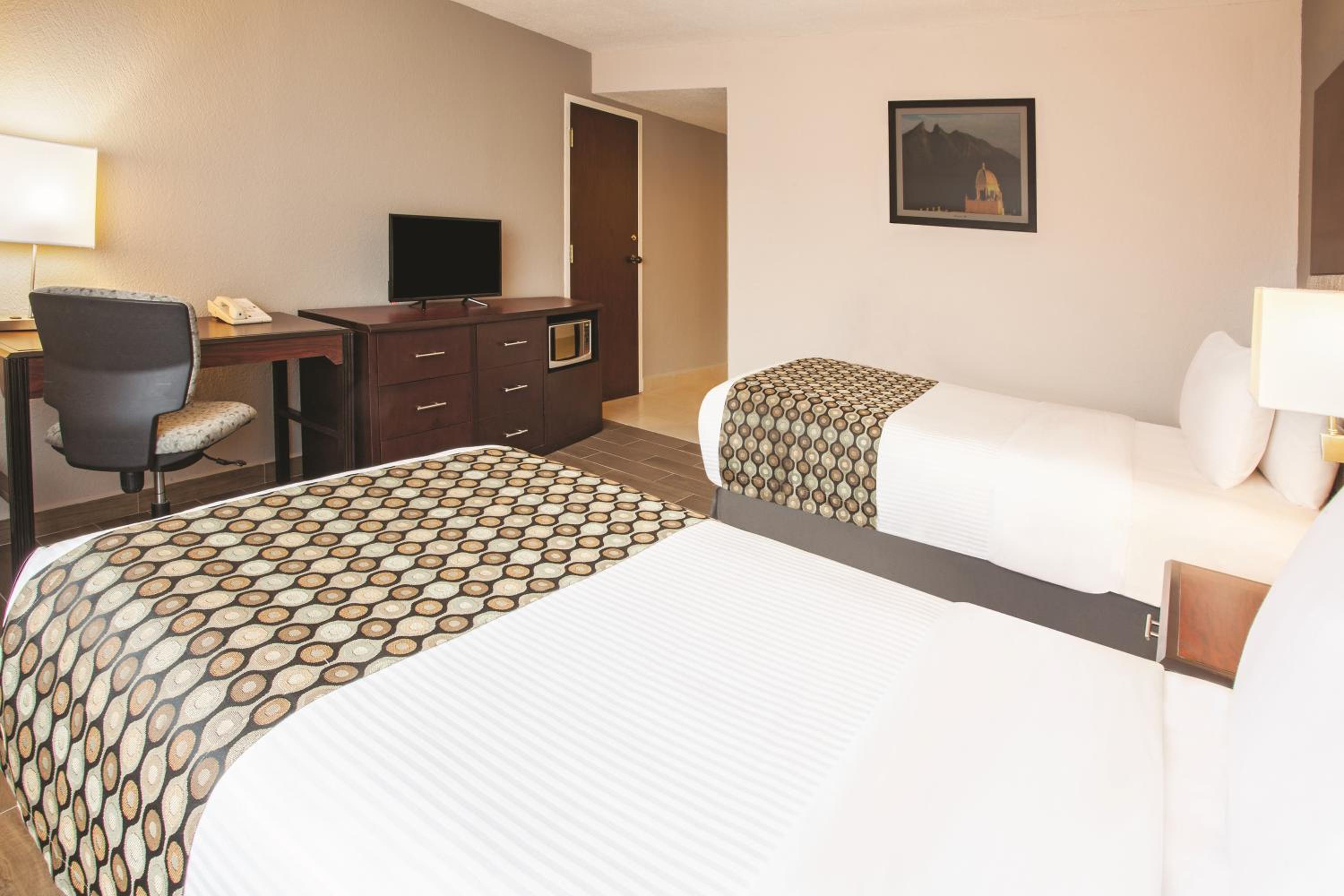 Queen Room with Two Queen Beds - Non-Smoking - Photo 4