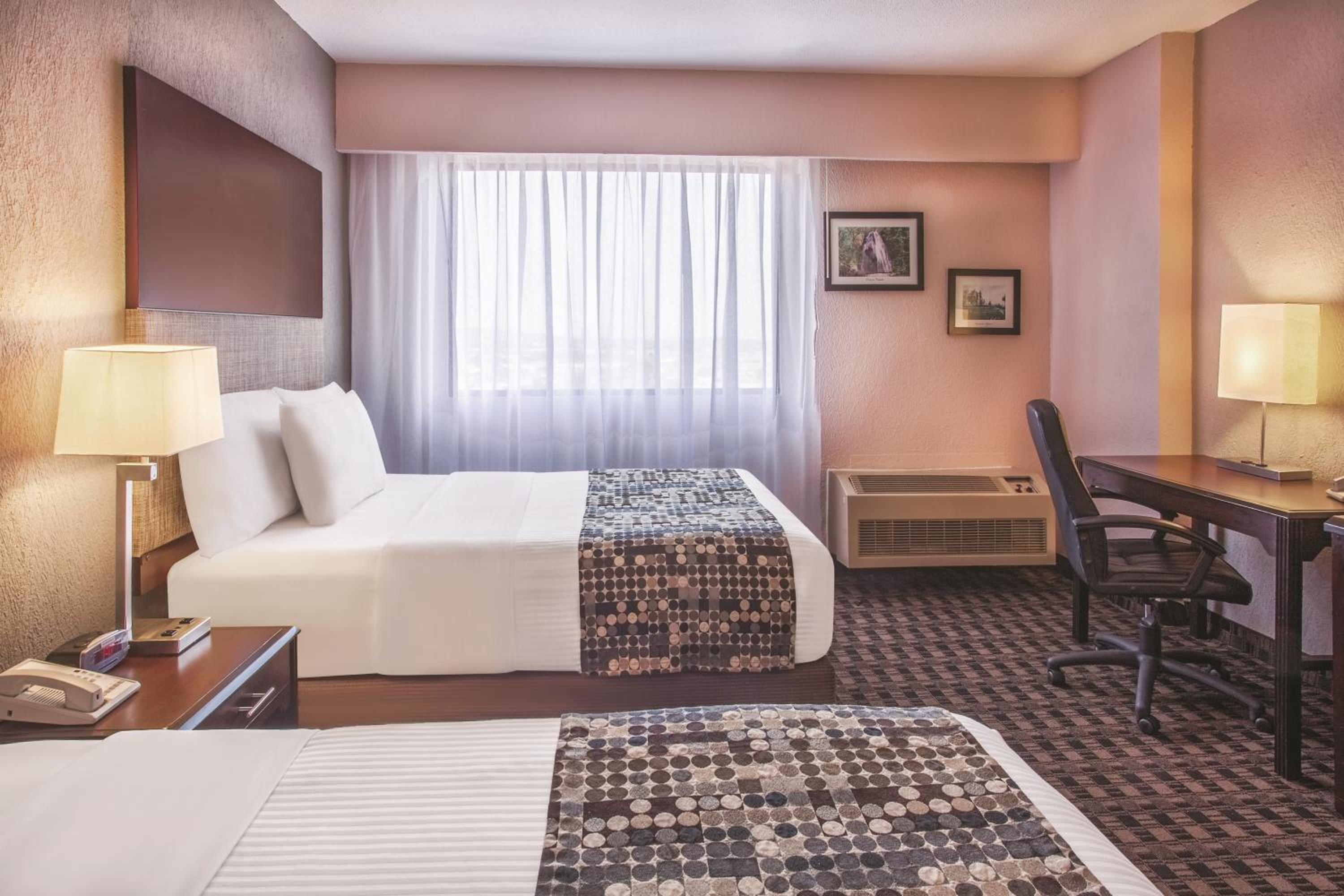 Queen Room with Two Queen Beds - Non-Smoking - Photo 3