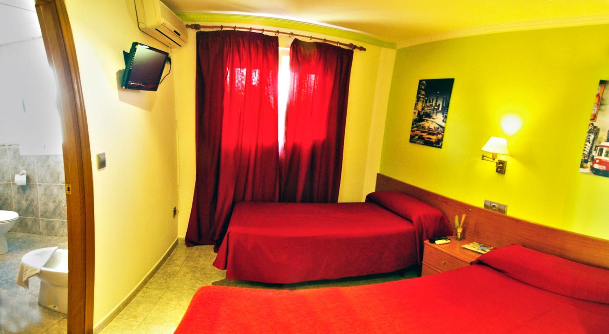 Twin Room - Photo 23