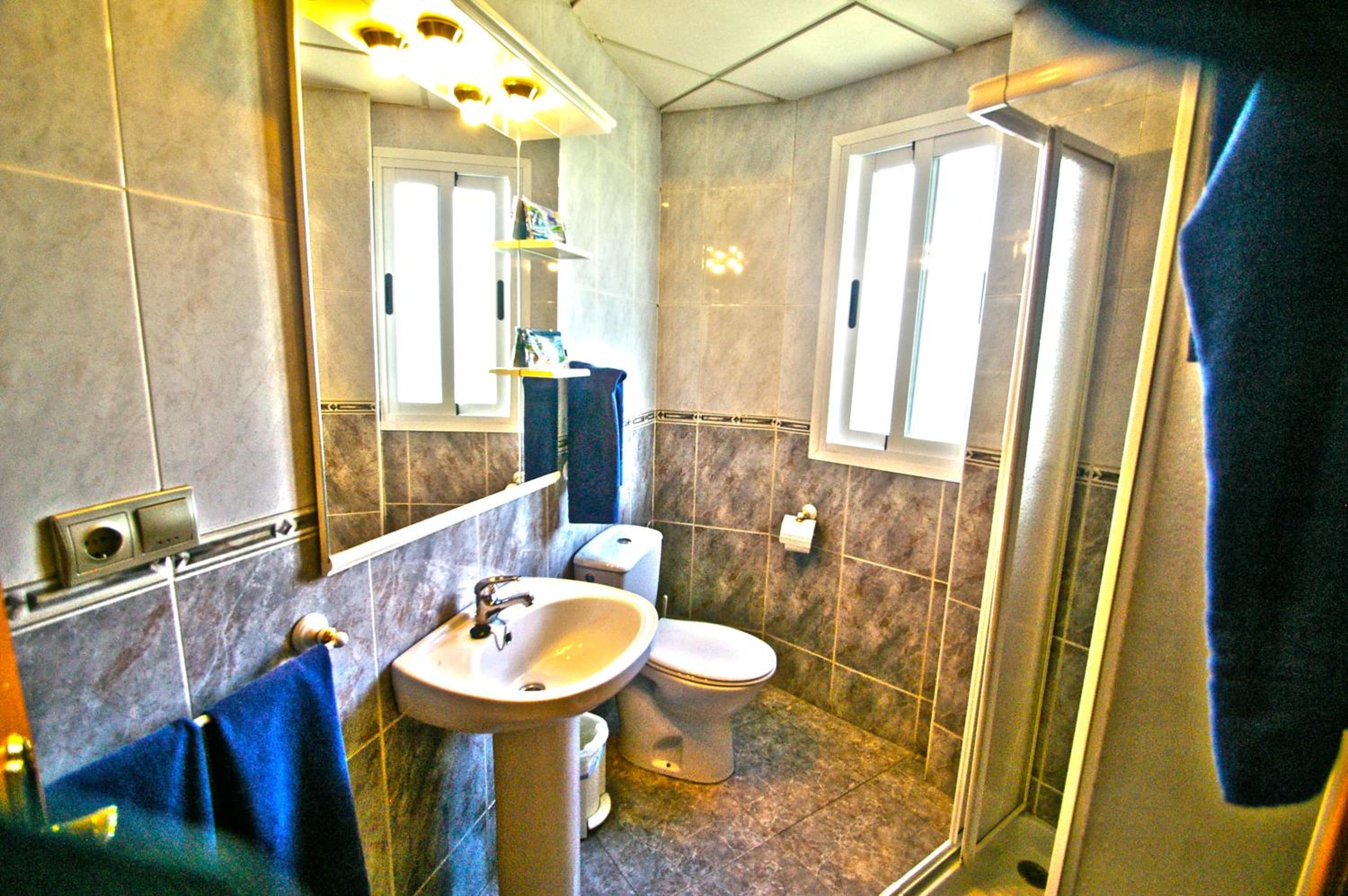 Twin Room - Photo 25