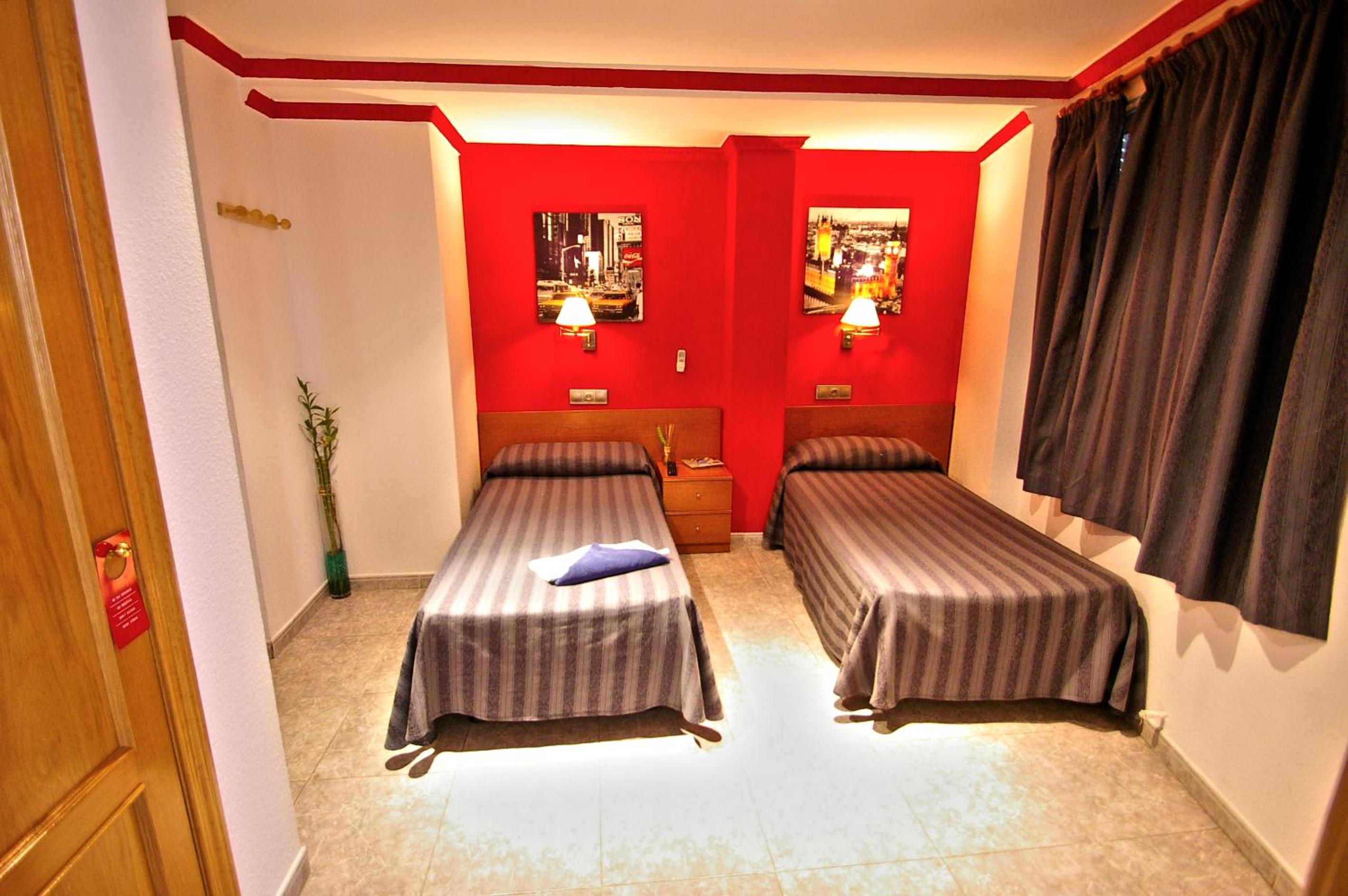 Twin Room - Photo 3