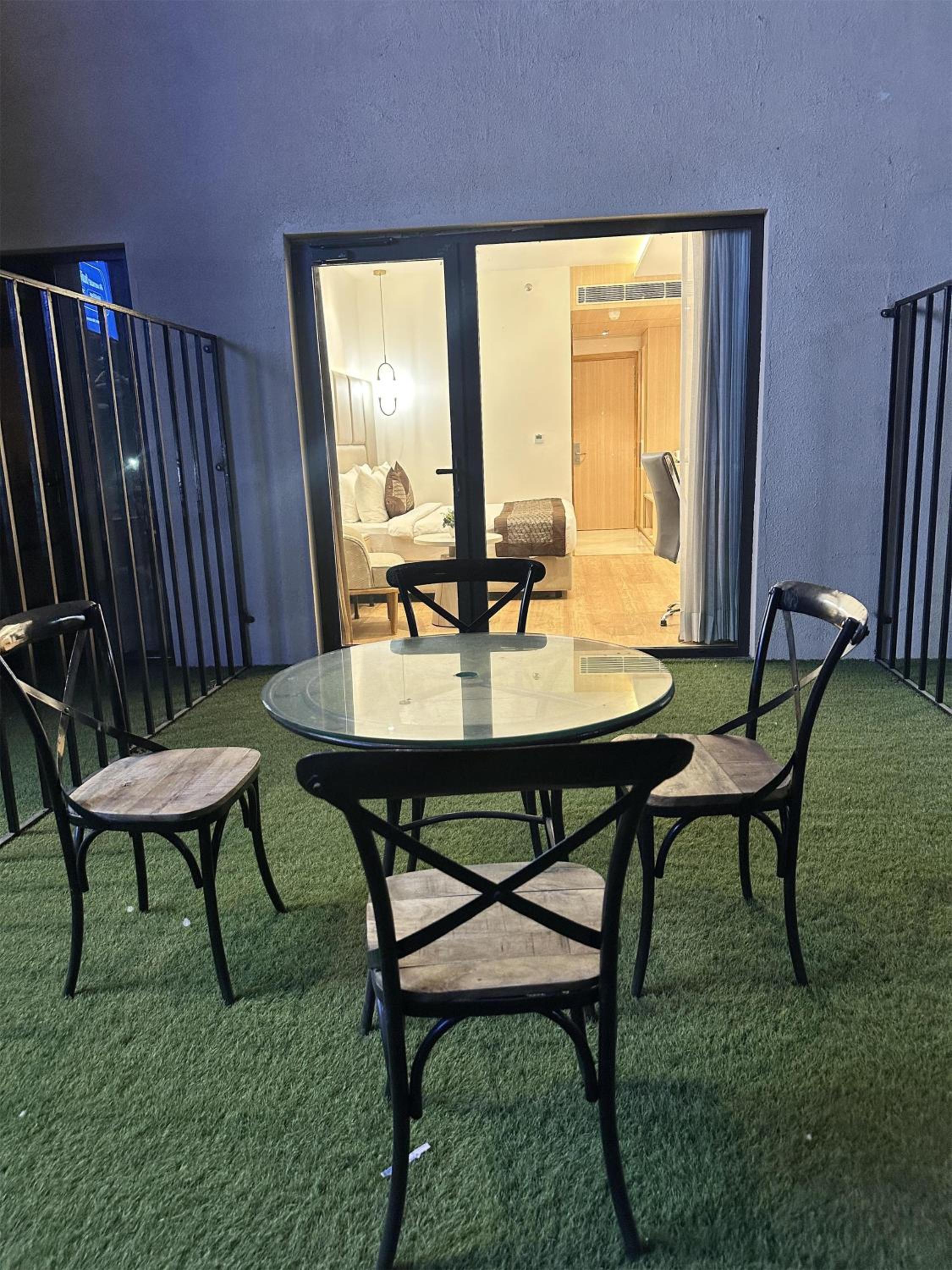 Executive King Room with Balcony - Non-Smoking photo 2