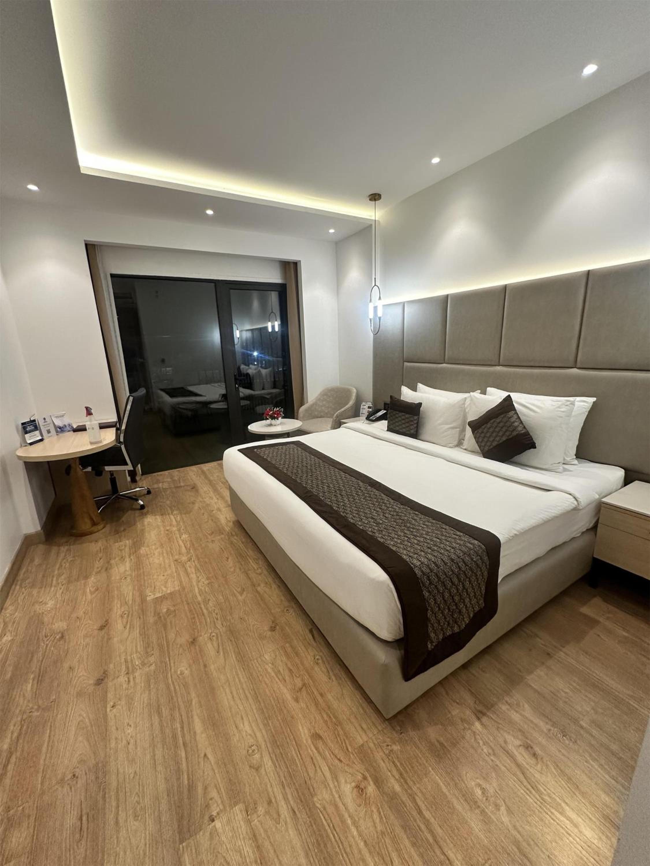 Executive King Room with Balcony - Non-Smoking