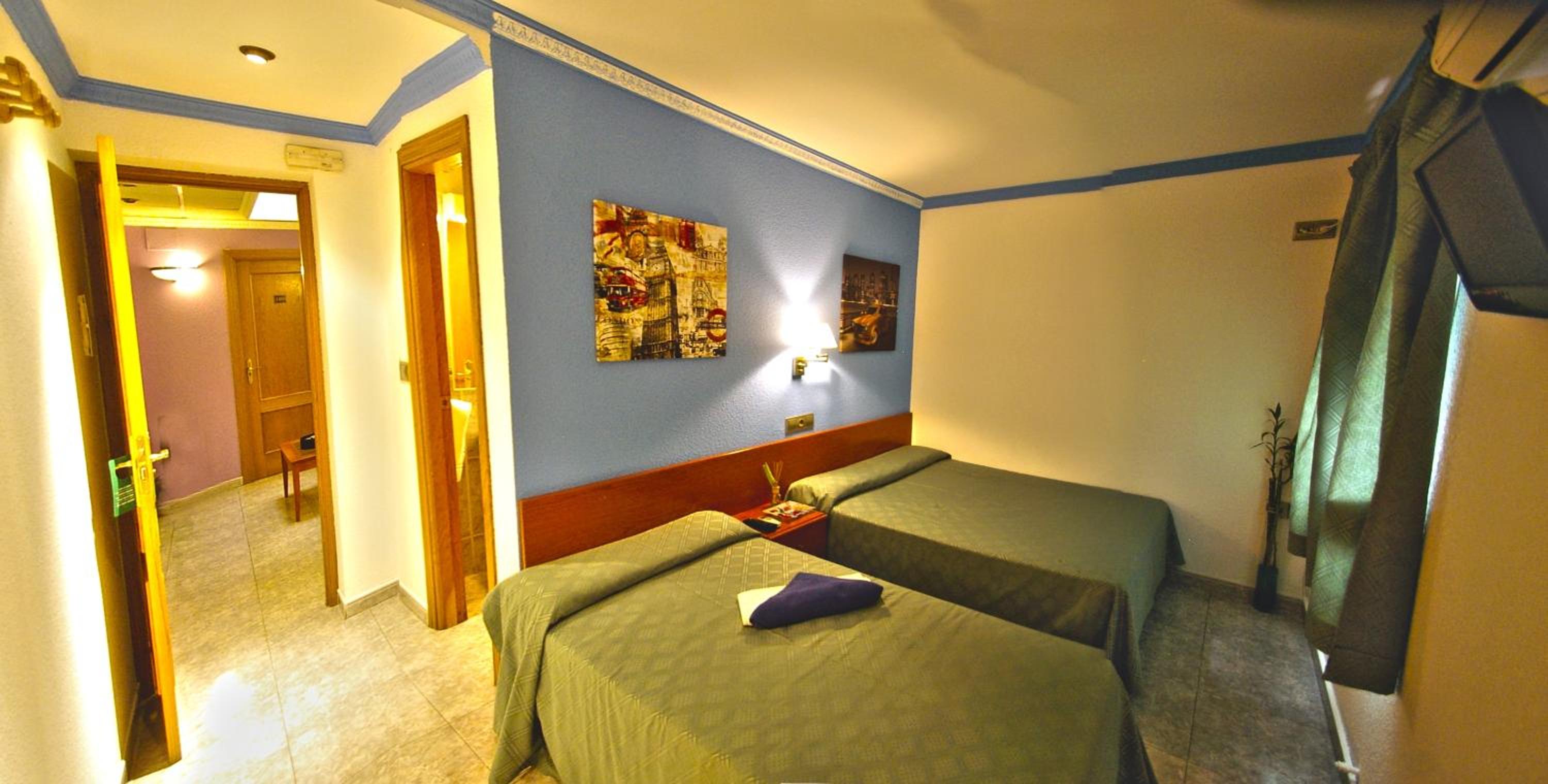 Twin Room - Photo 22
