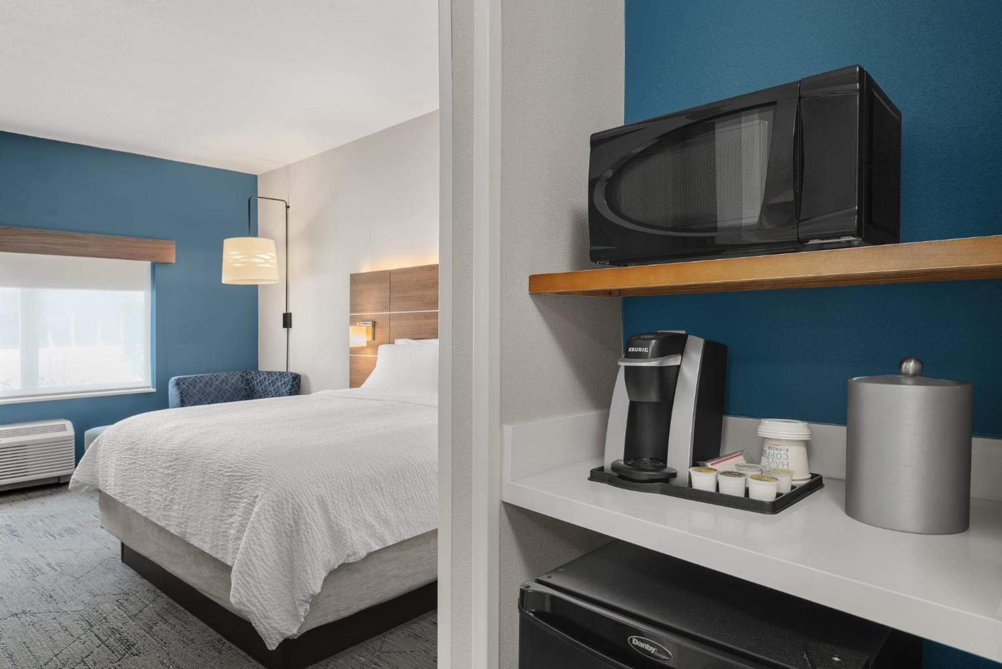 Standard King Room with Roll-in Shower - Mobility Accessible photo 2
