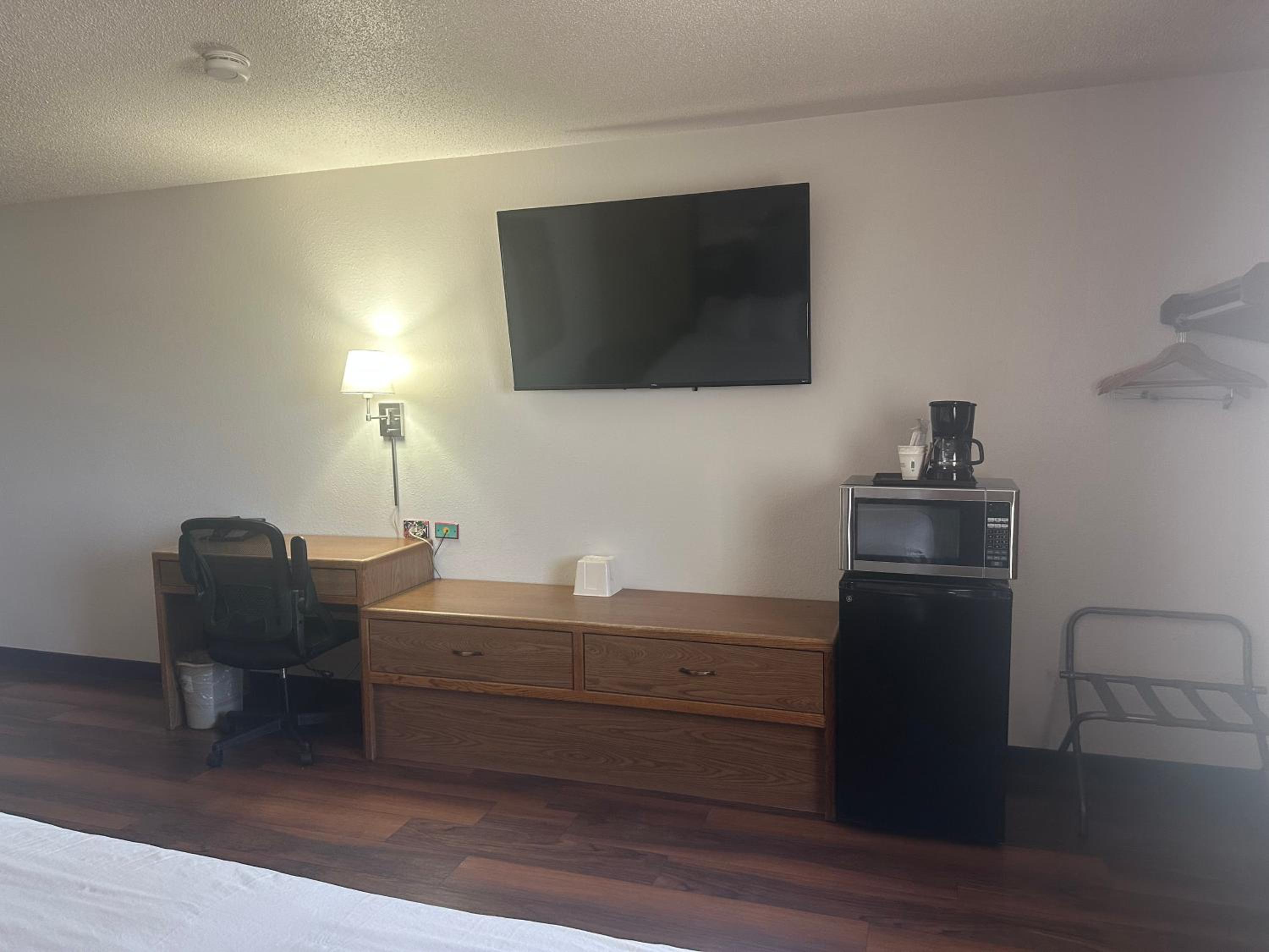 Studio Suite with Three Double Beds - Non-Smoking - Photo 2