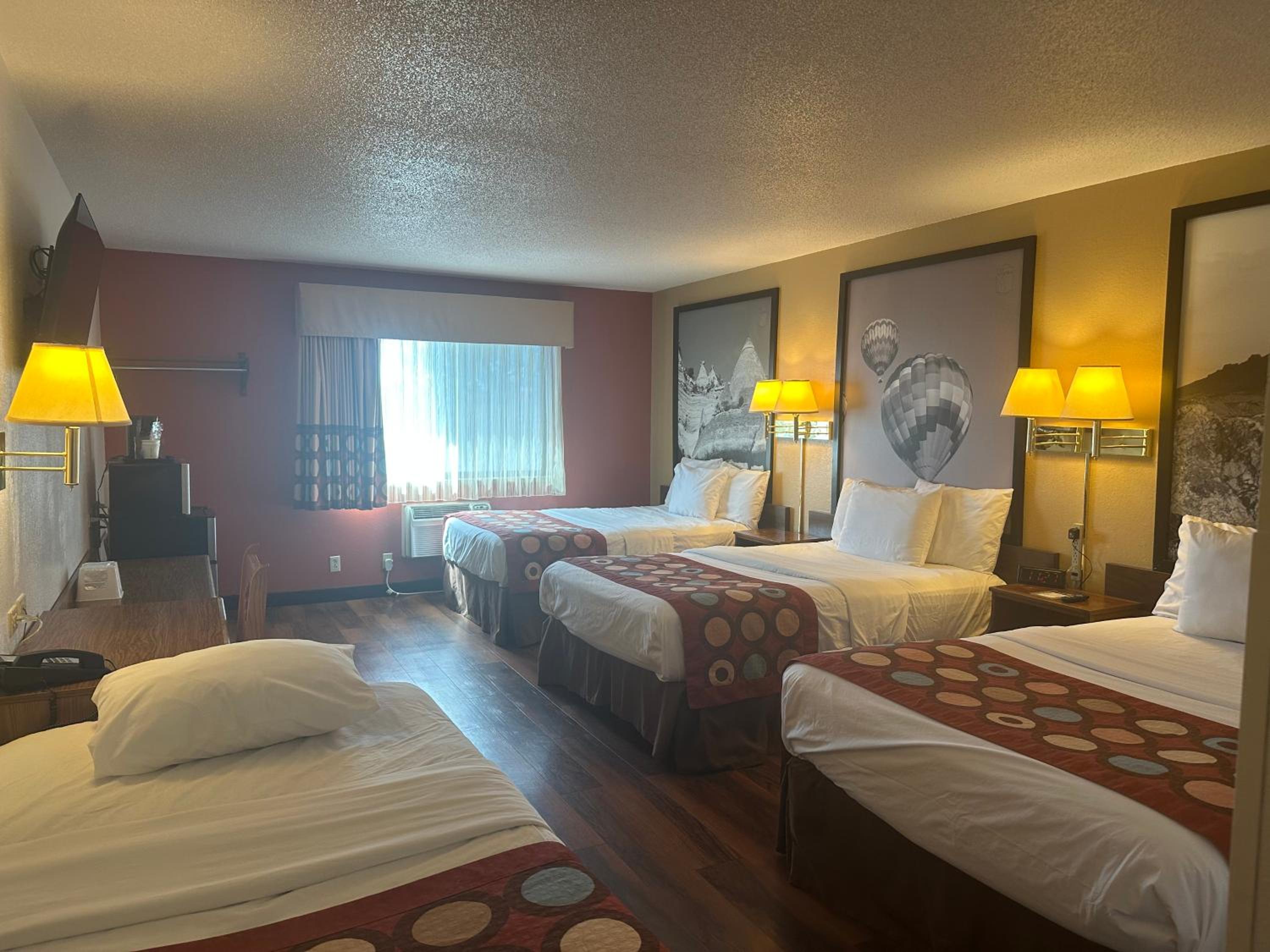 Studio Suite with Three Double Beds and One Twin Bed - Non-Smoking - Photo 5