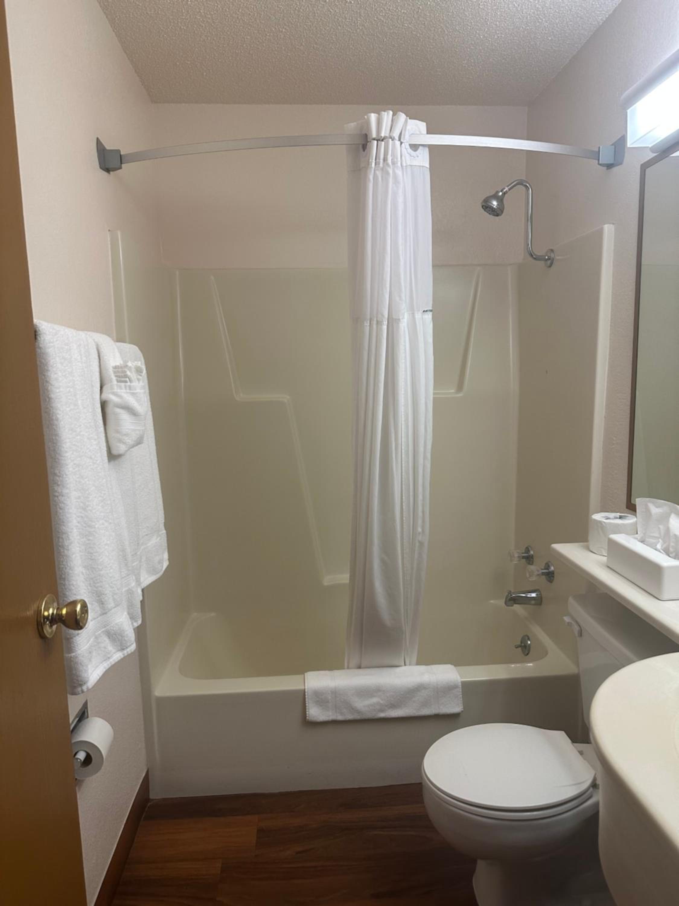 Studio Suite with Three Double Beds - Non-Smoking - Photo 4