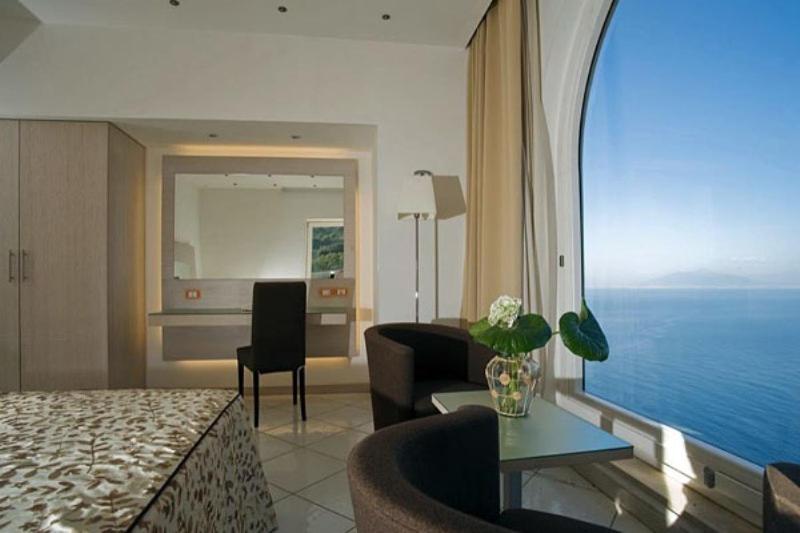 Superior Double Room with Sea View - Photo 5