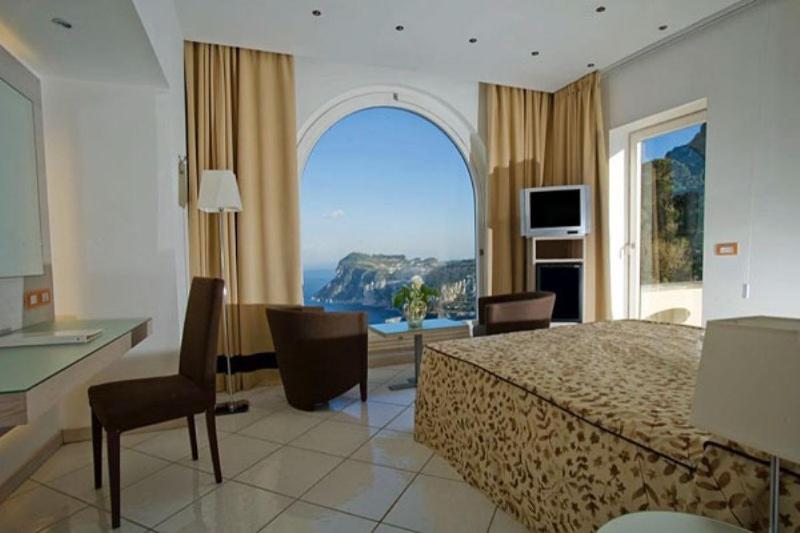 Superior Double Room with Sea View - Photo 4
