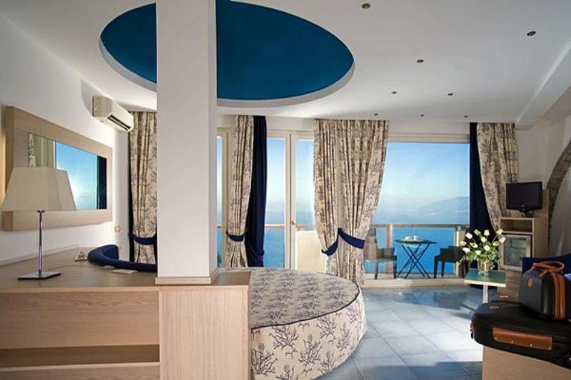 Deluxe Double Room with Sea View photo 3