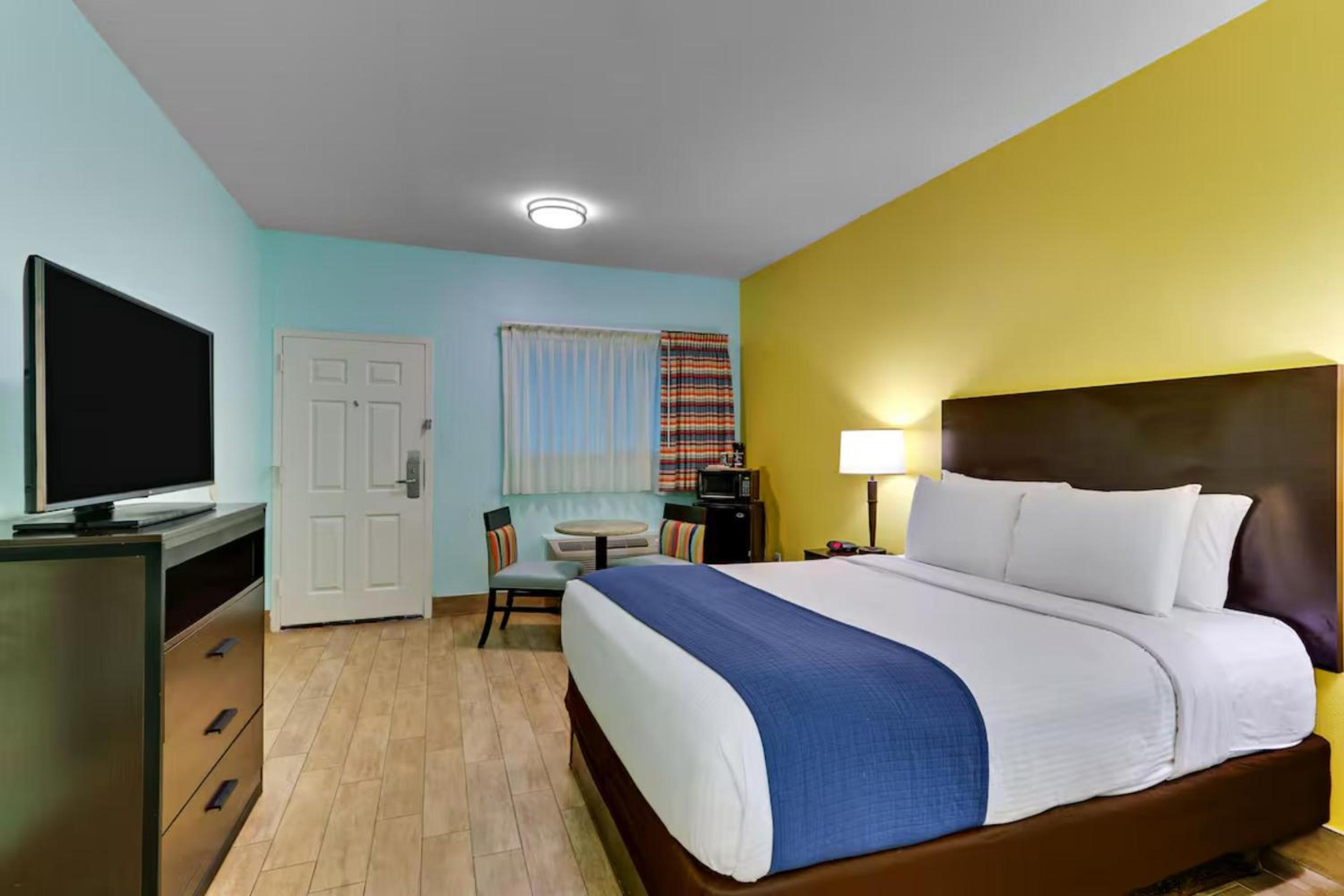 Economy Queen Bed Non Smoking - Photo 2