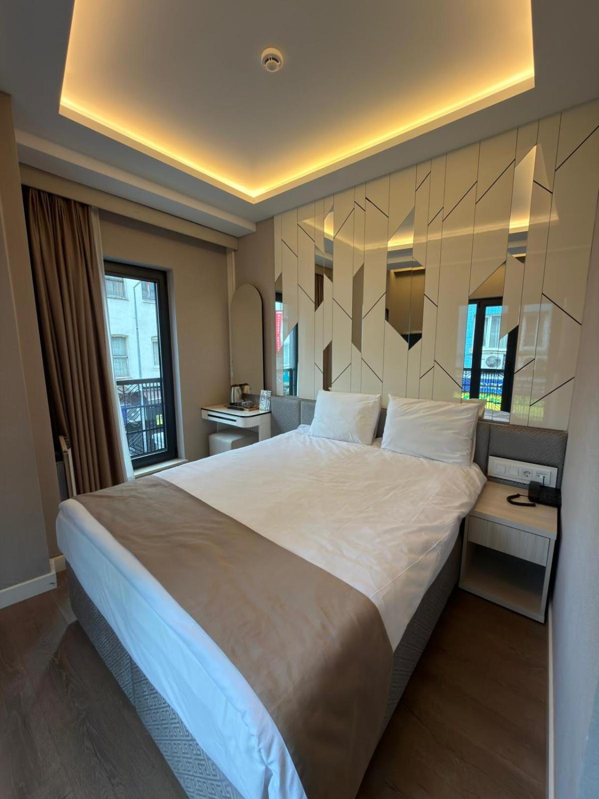 Queen Room photo 1