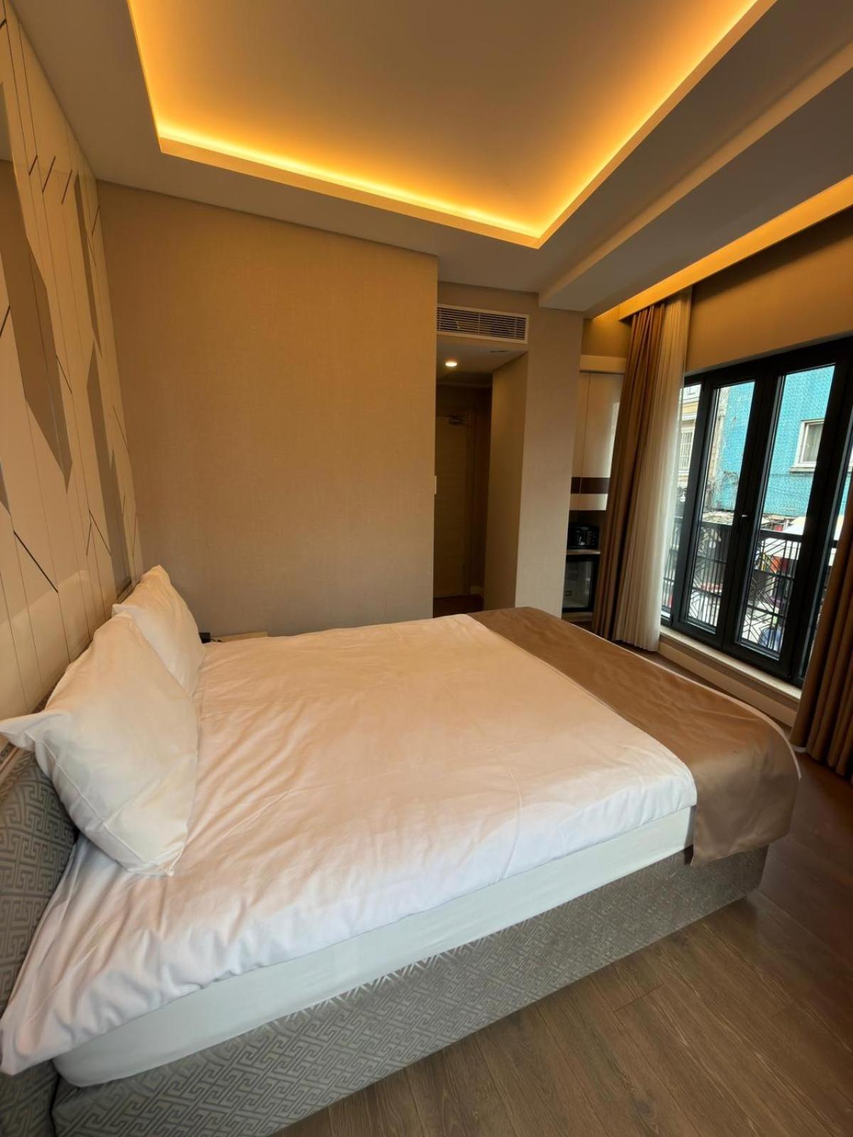 Queen Room photo 2