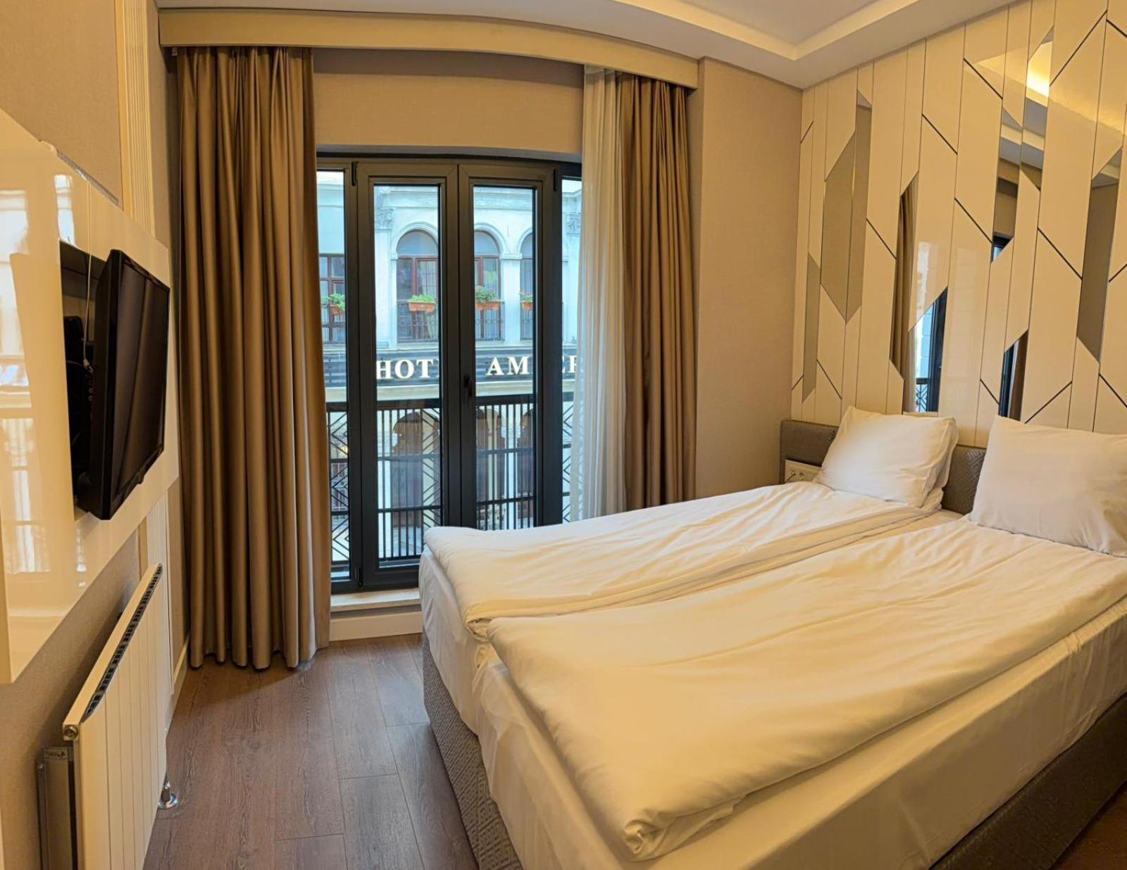 Deluxe Queen Room with Two Queen Beds photo 2