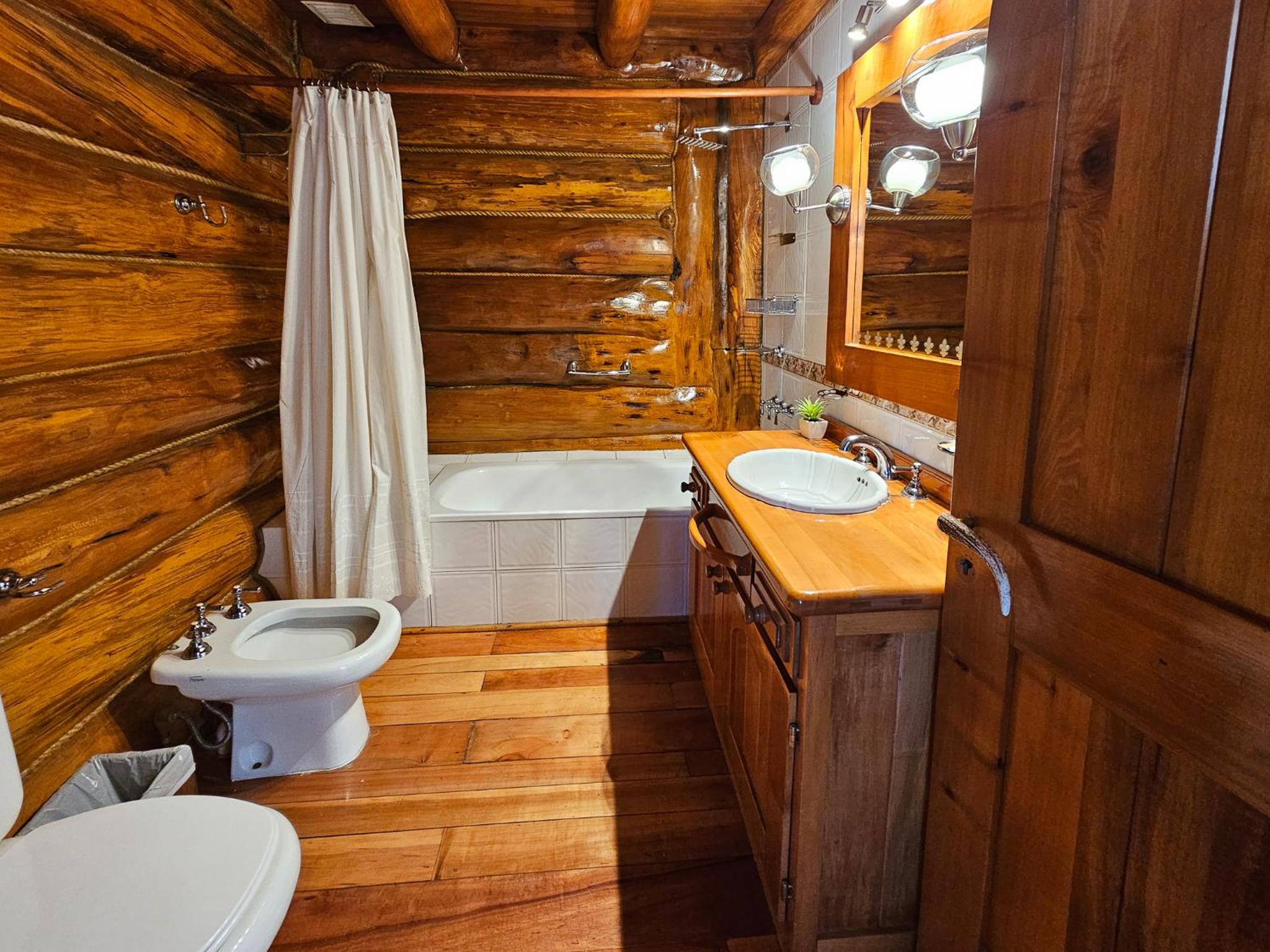 Six-Bedroom House photo 1