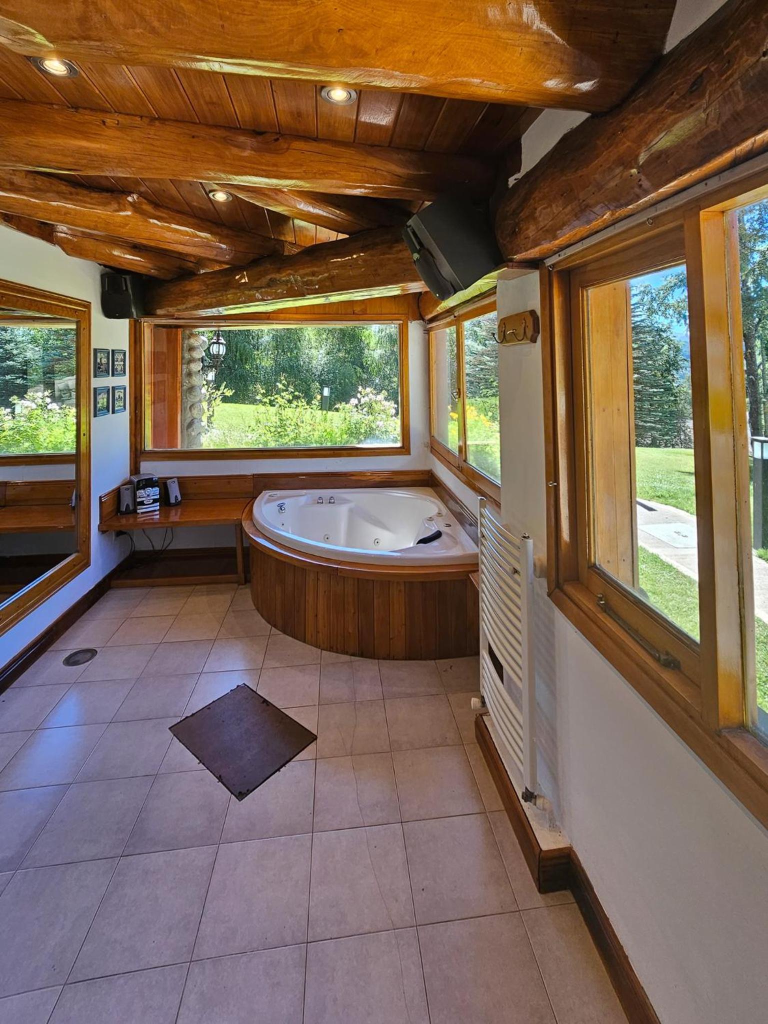 Six-Bedroom House photo 2