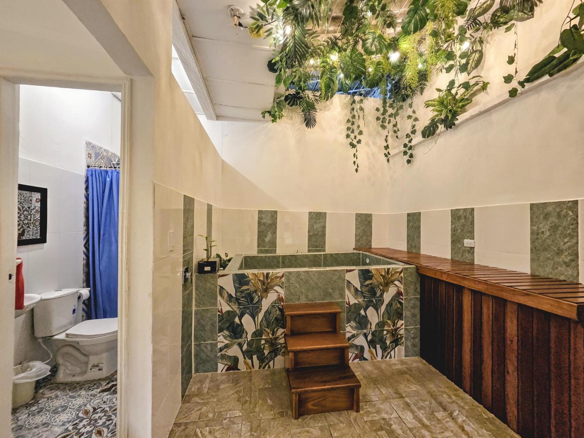 Queen Suite with Spa Bath photo 3