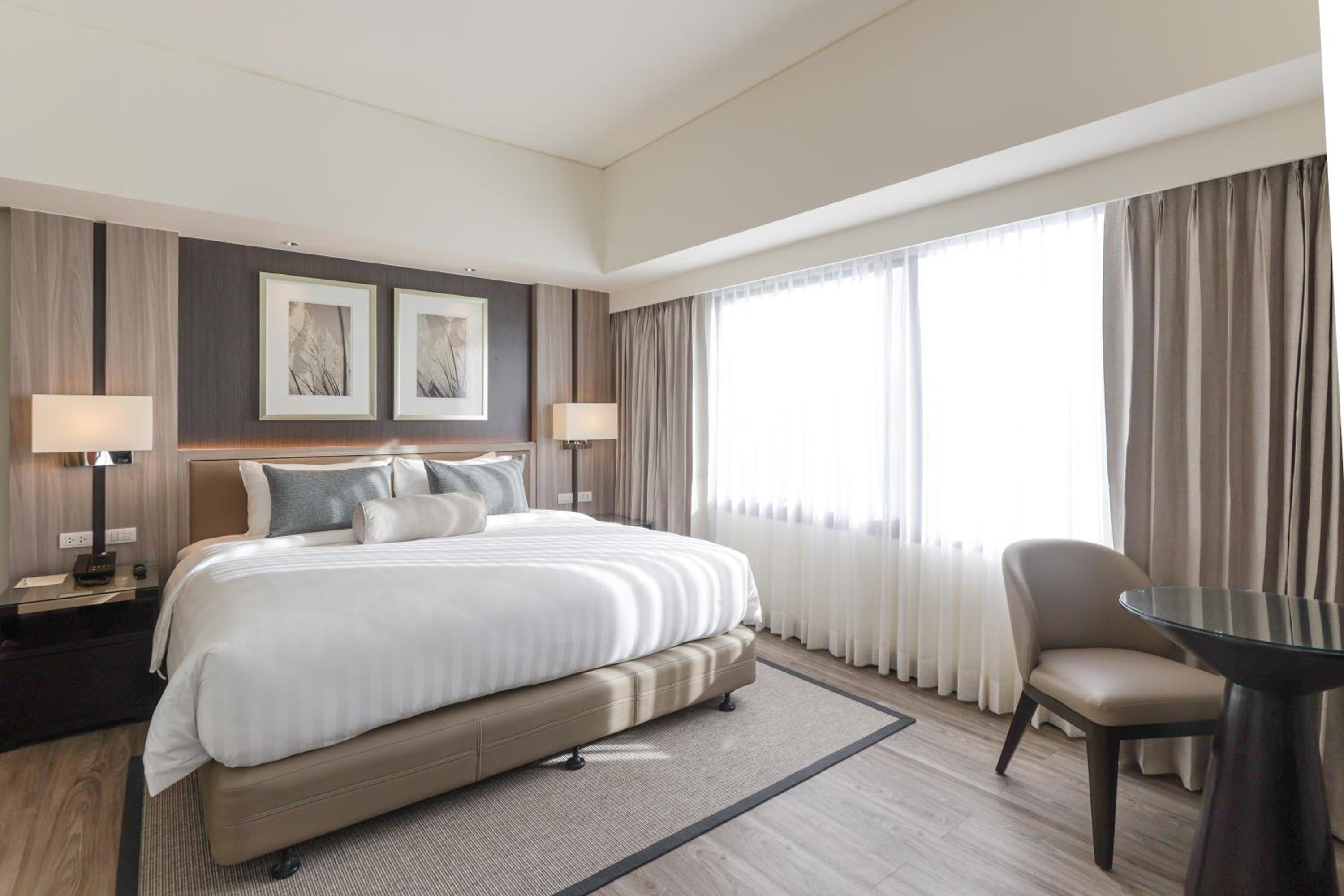 1 King Bed, One-Bedroom Large Suite with Bathtub and Living Area photo 1