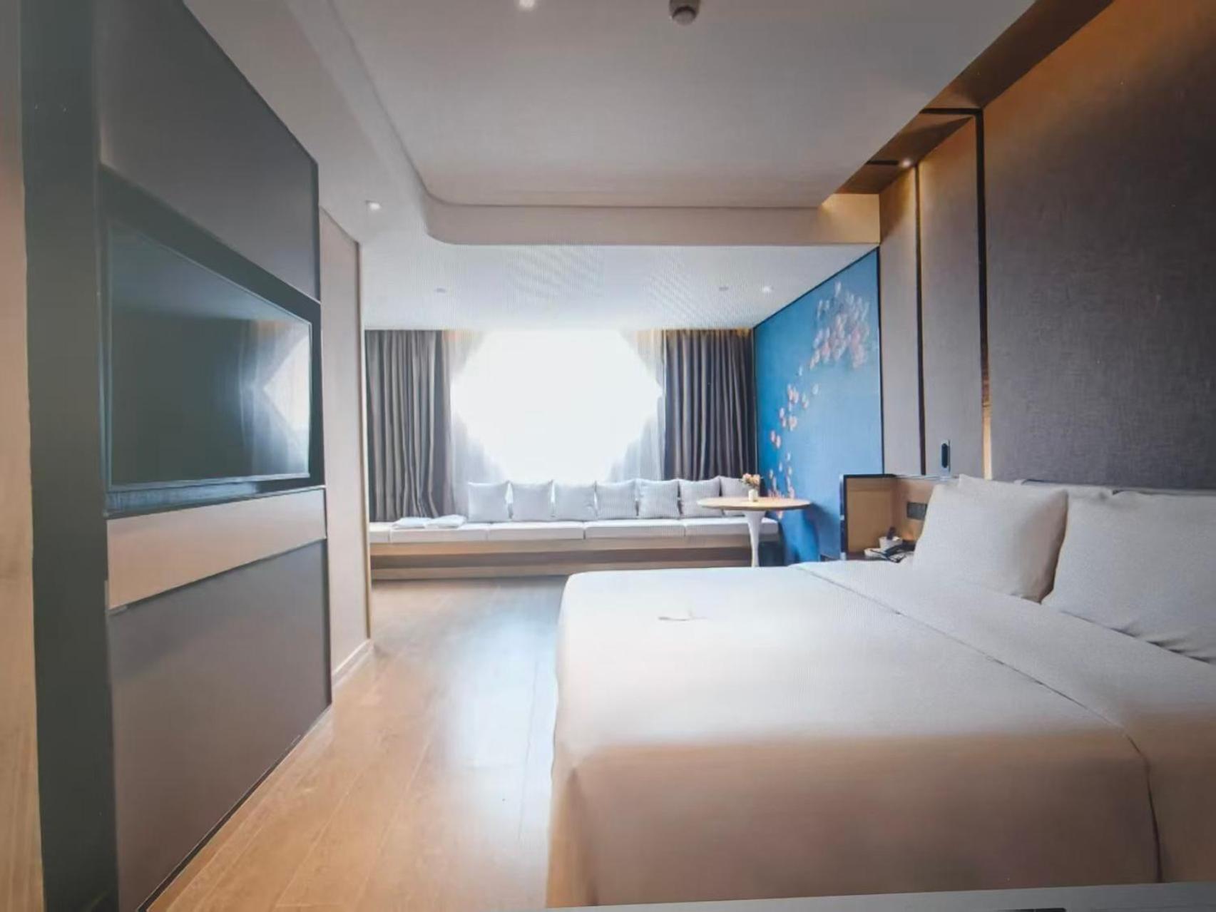 Deluxe Suite with City View photo 2