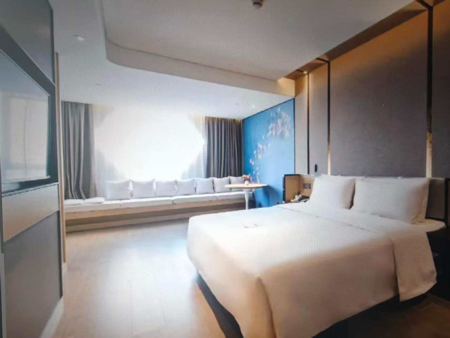 Deluxe Suite with City View photo 3