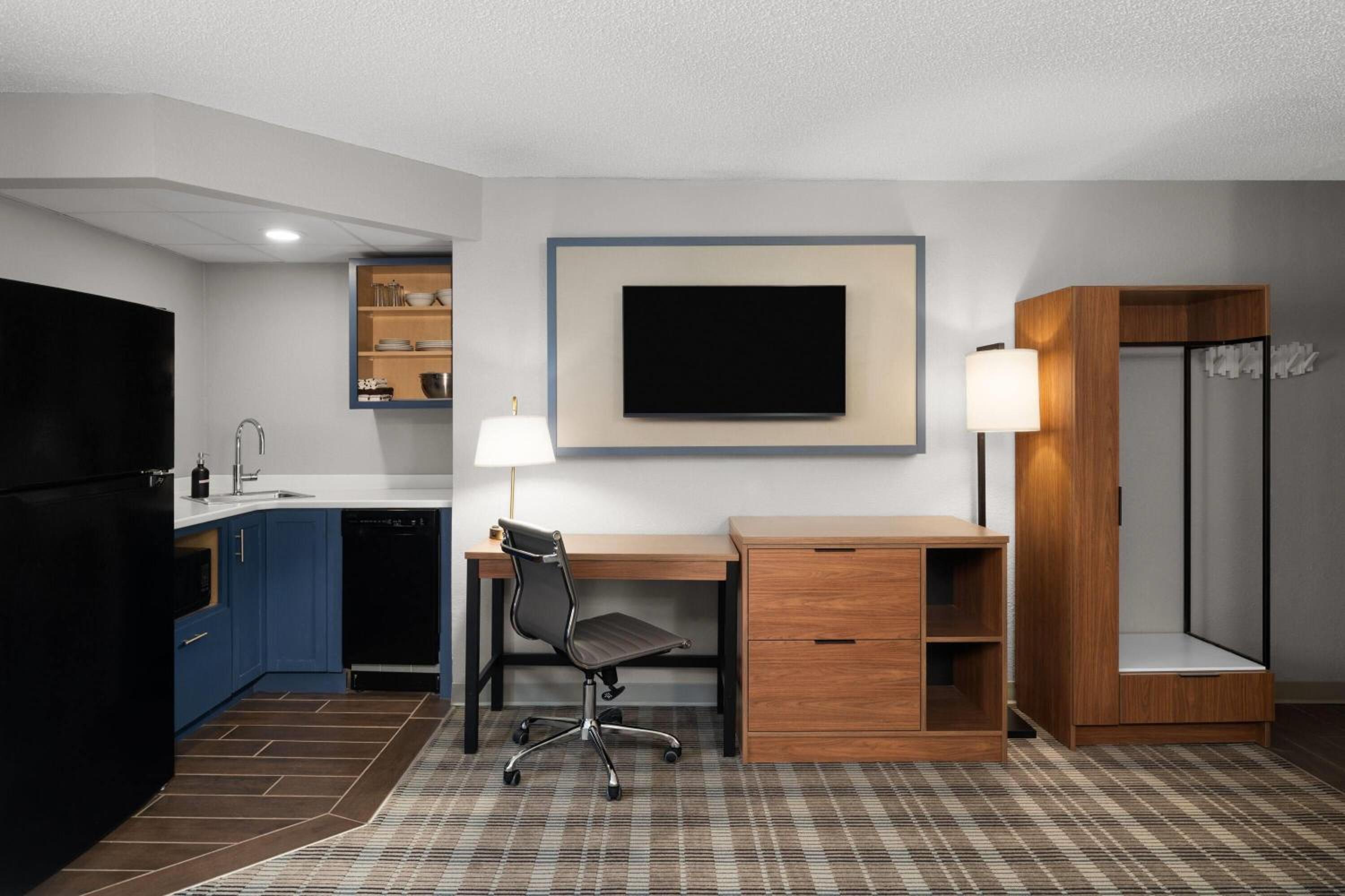 Deluxe Queen Kitchenette photo 3