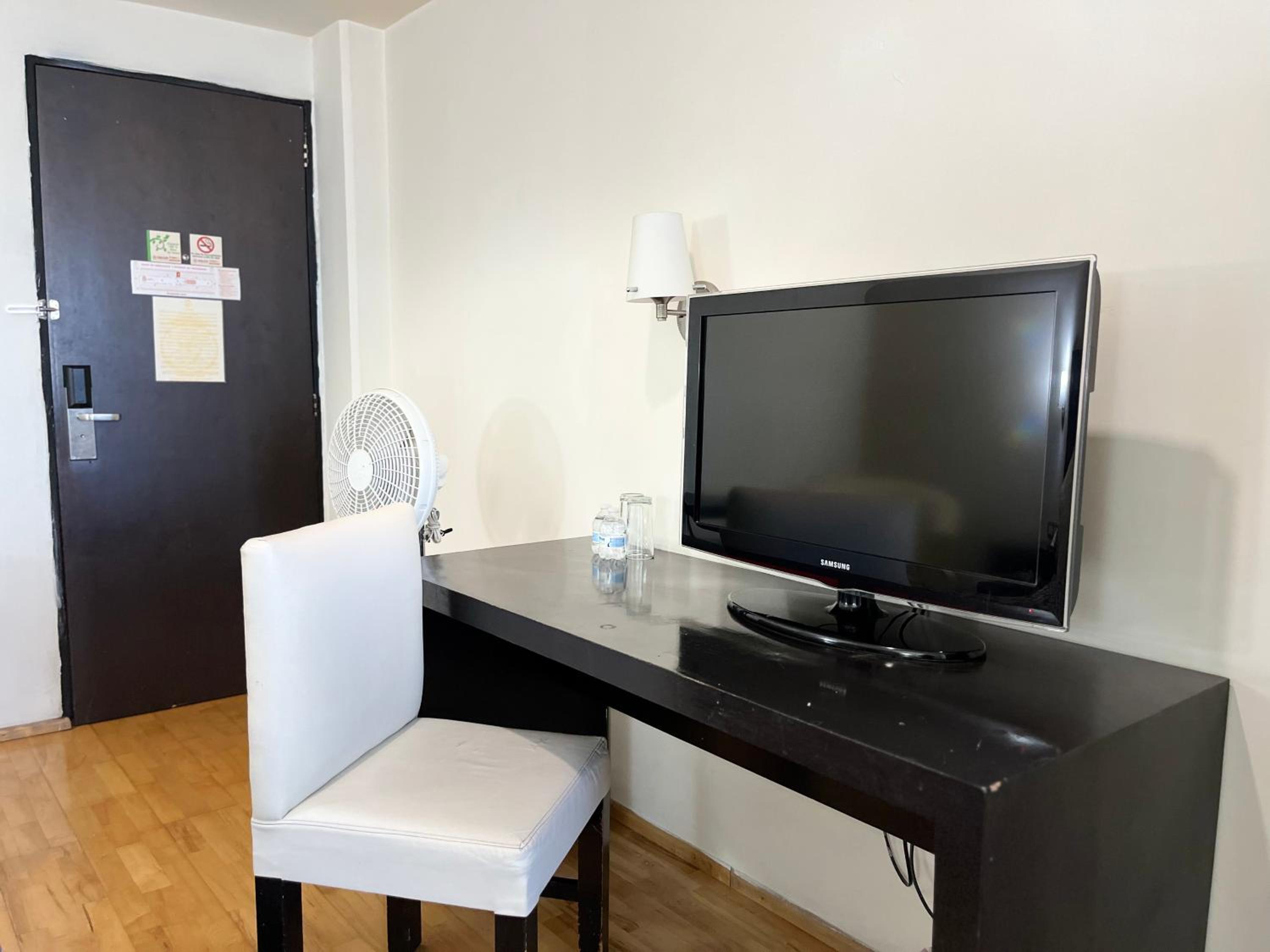 Standard King Room photo 3