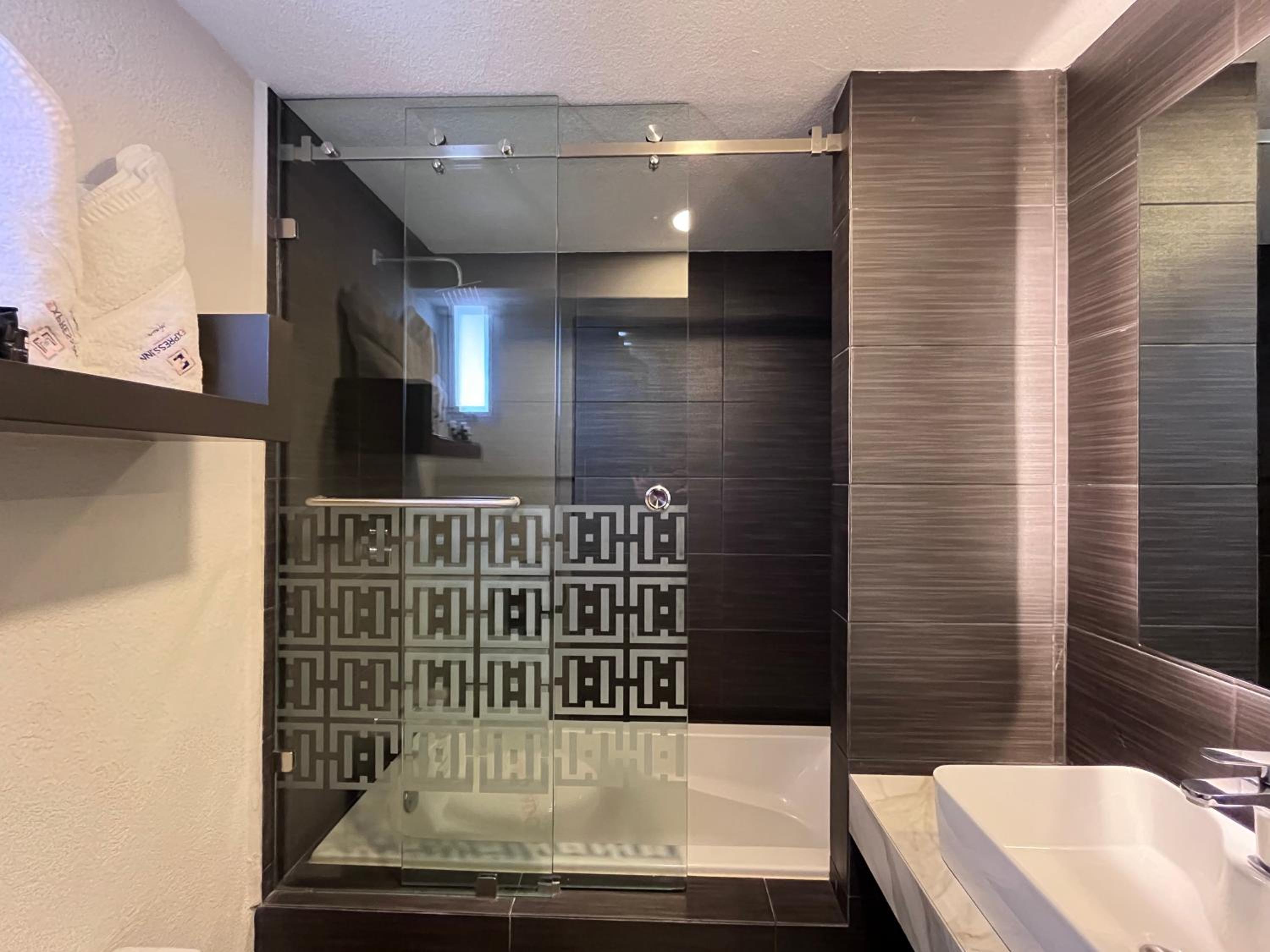 Deluxe King Room photo 1
