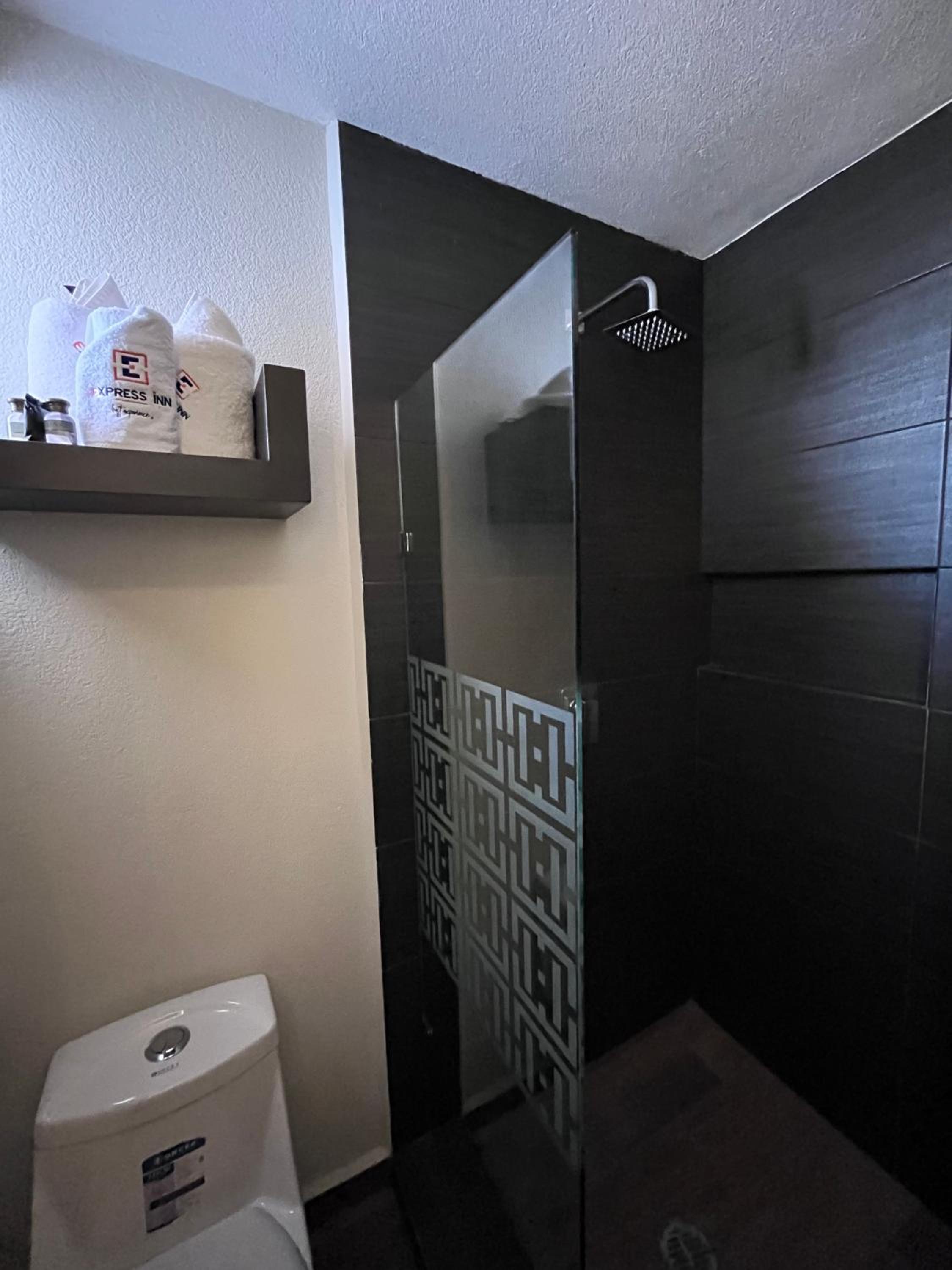 Deluxe Queen Room with Two Queen Beds photo 3