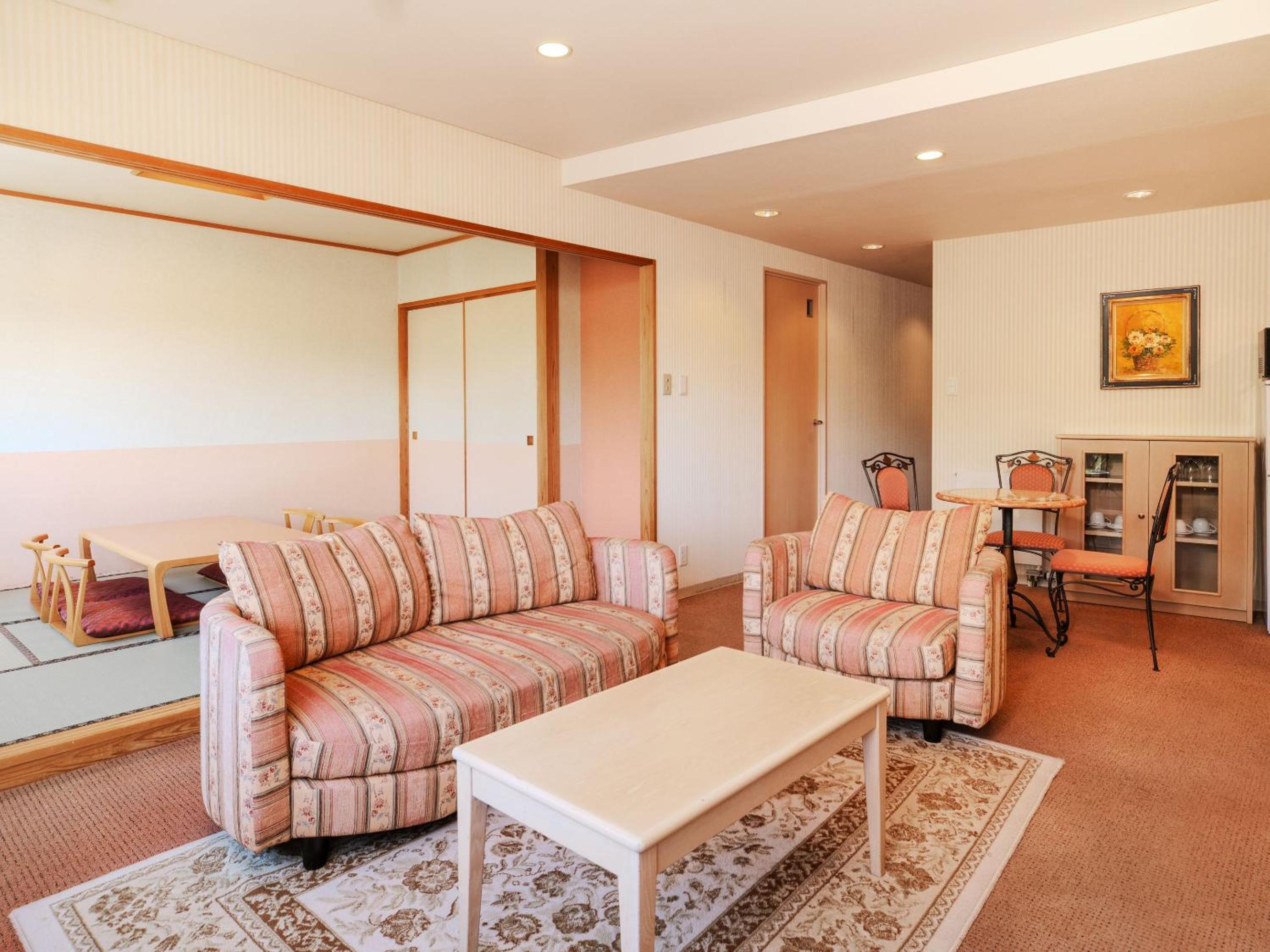 Standard Japanese Western room photo 2