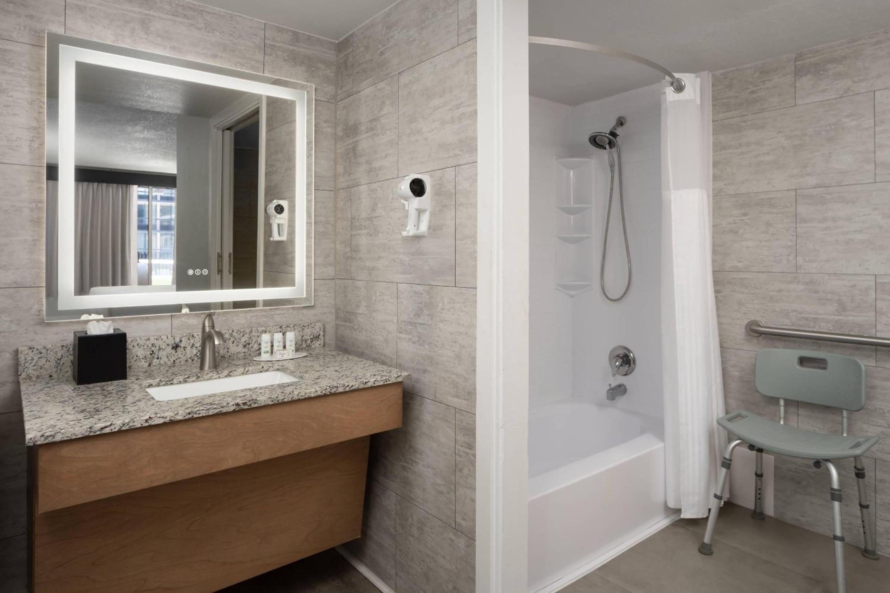 King Room with ADA Tub - Disability Access/Non Smoking - Photo 1