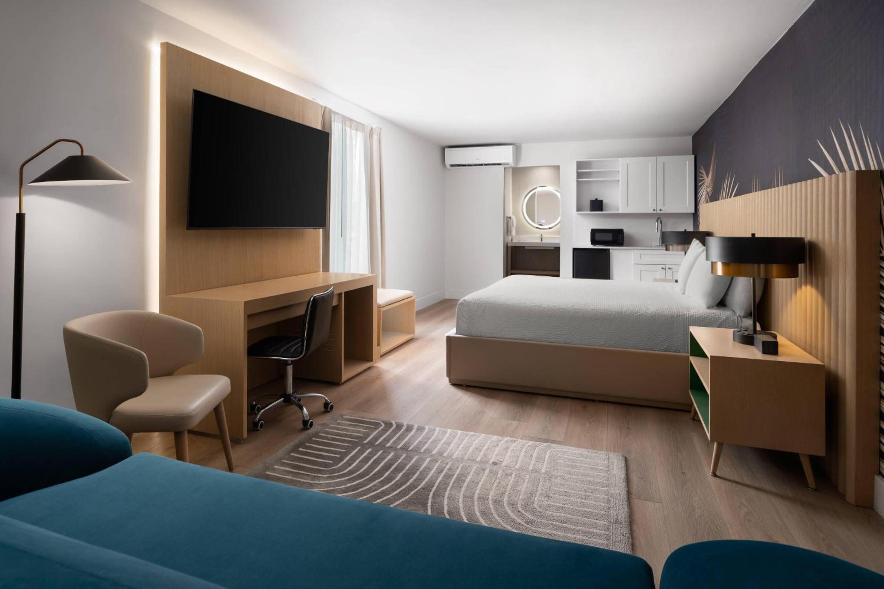 Deluxe Suite with Two Queen Beds and Sofa Bed - Non-Smoking - Photo 2