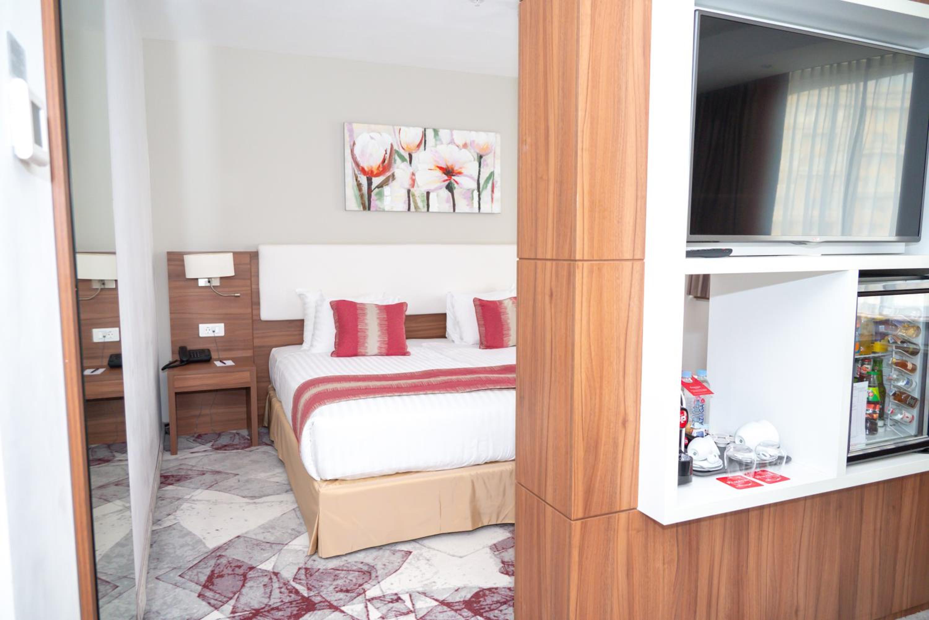 Junior King Suite - Non-Smoking photo 1