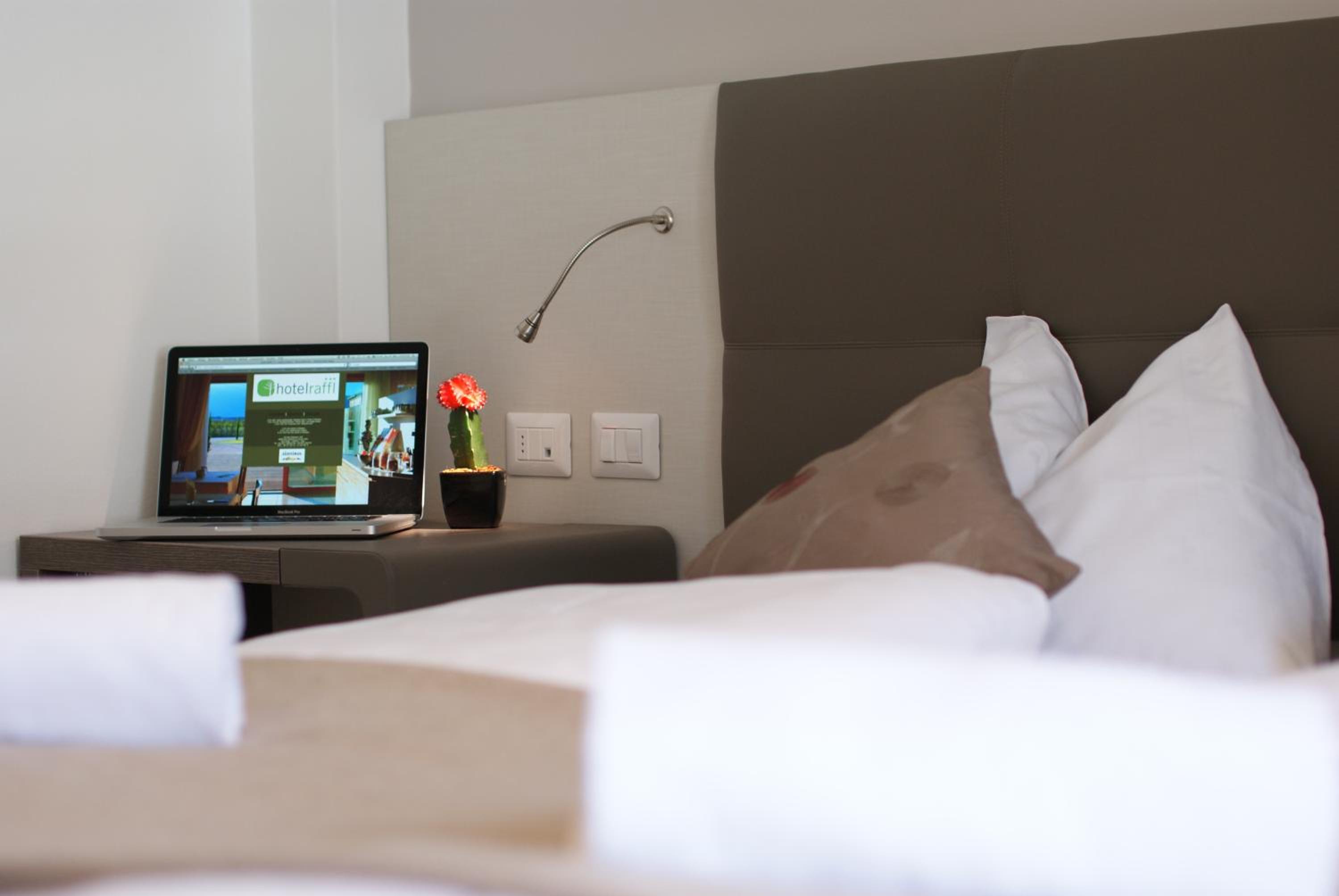 Economy Double Room - Street Side - Photo 3